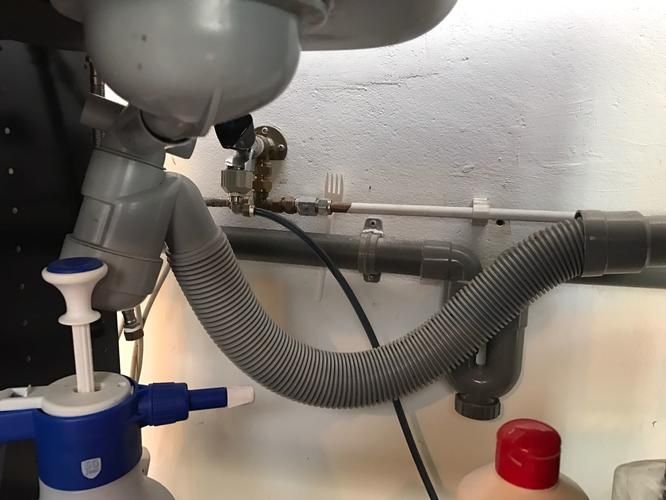 Afdoppen afvoer en water, verplaatsen mobiele wasbak. Werkspot