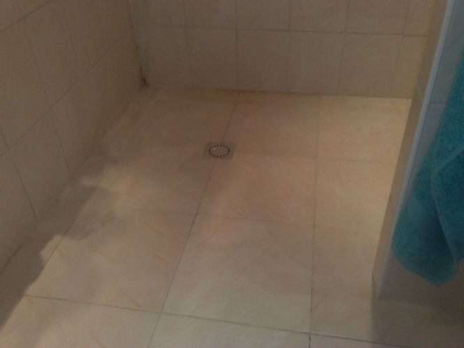 Nieuwe badkamer vloer met douchegoot Werkspot