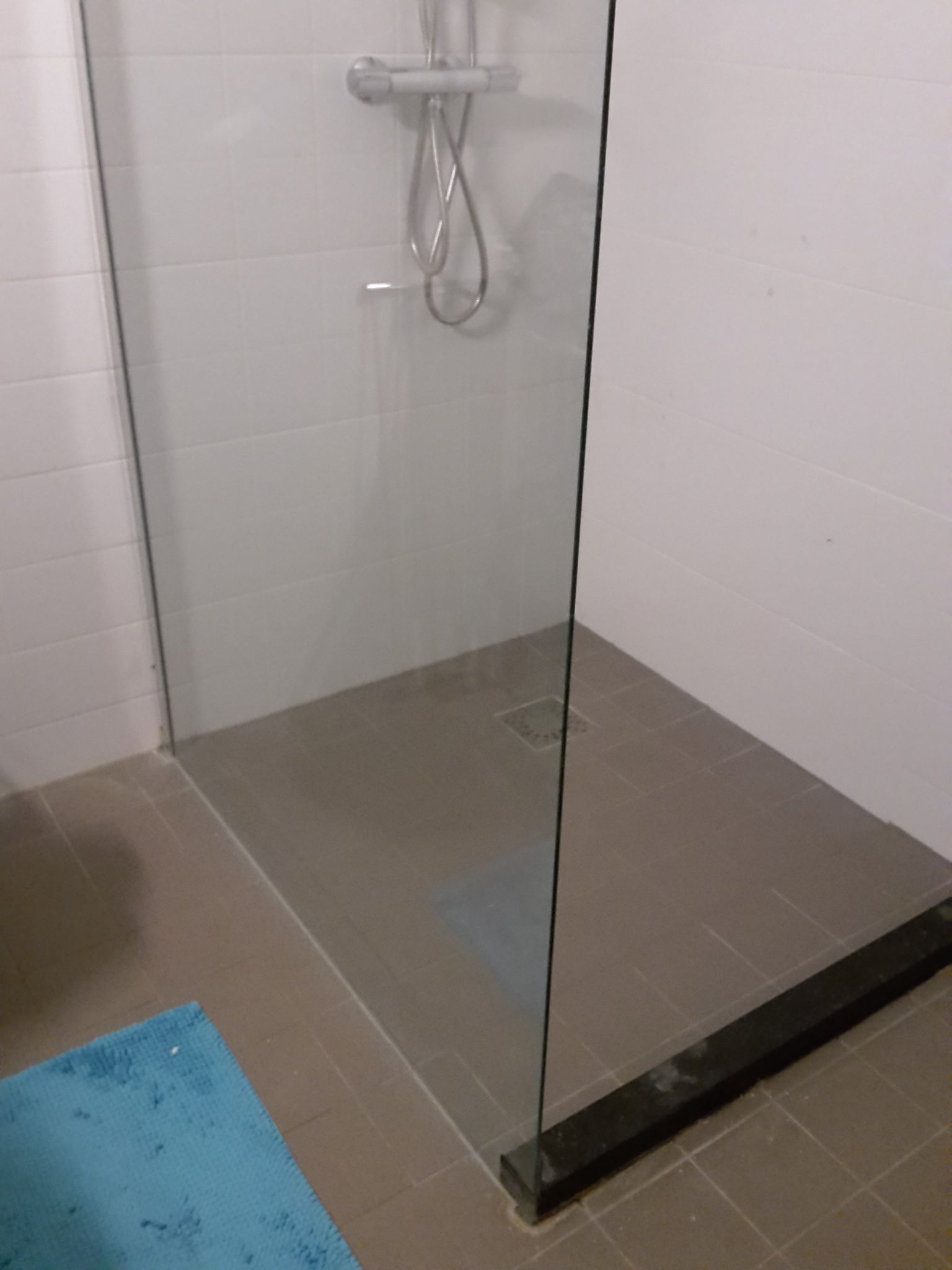 Douchewand en dorpel in douche afkitten Werkspot