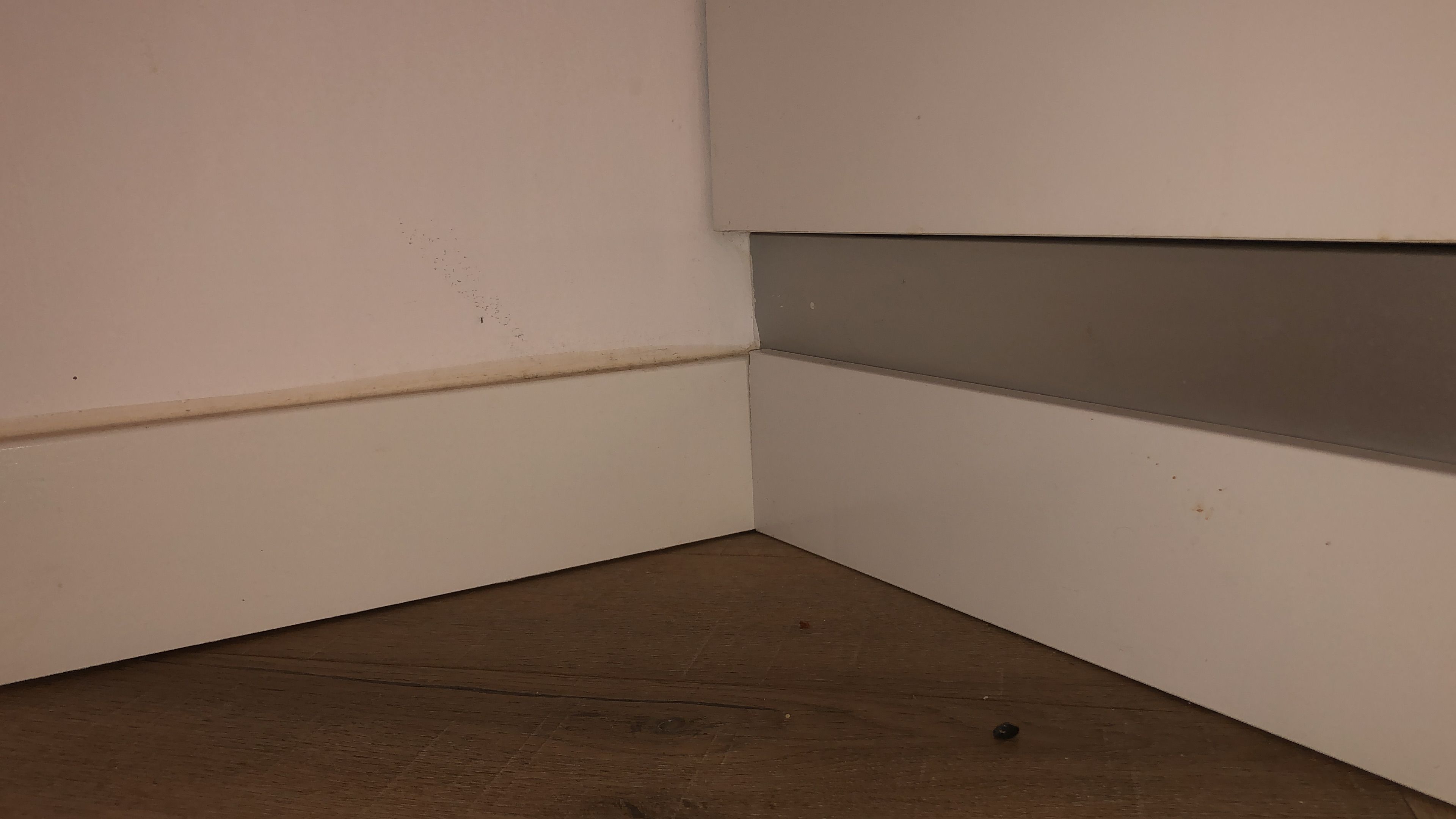 Plinten plaatsen 1 kamer; Plakplinten Werkspot
