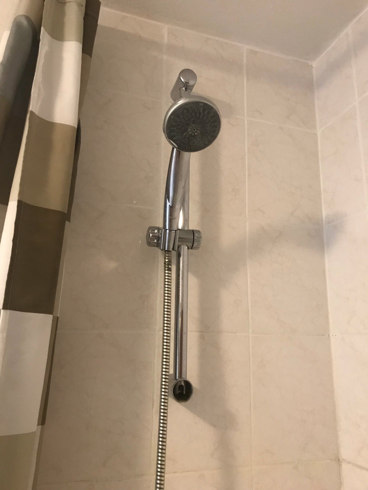 Doucheset en badwand installeren Werkspot