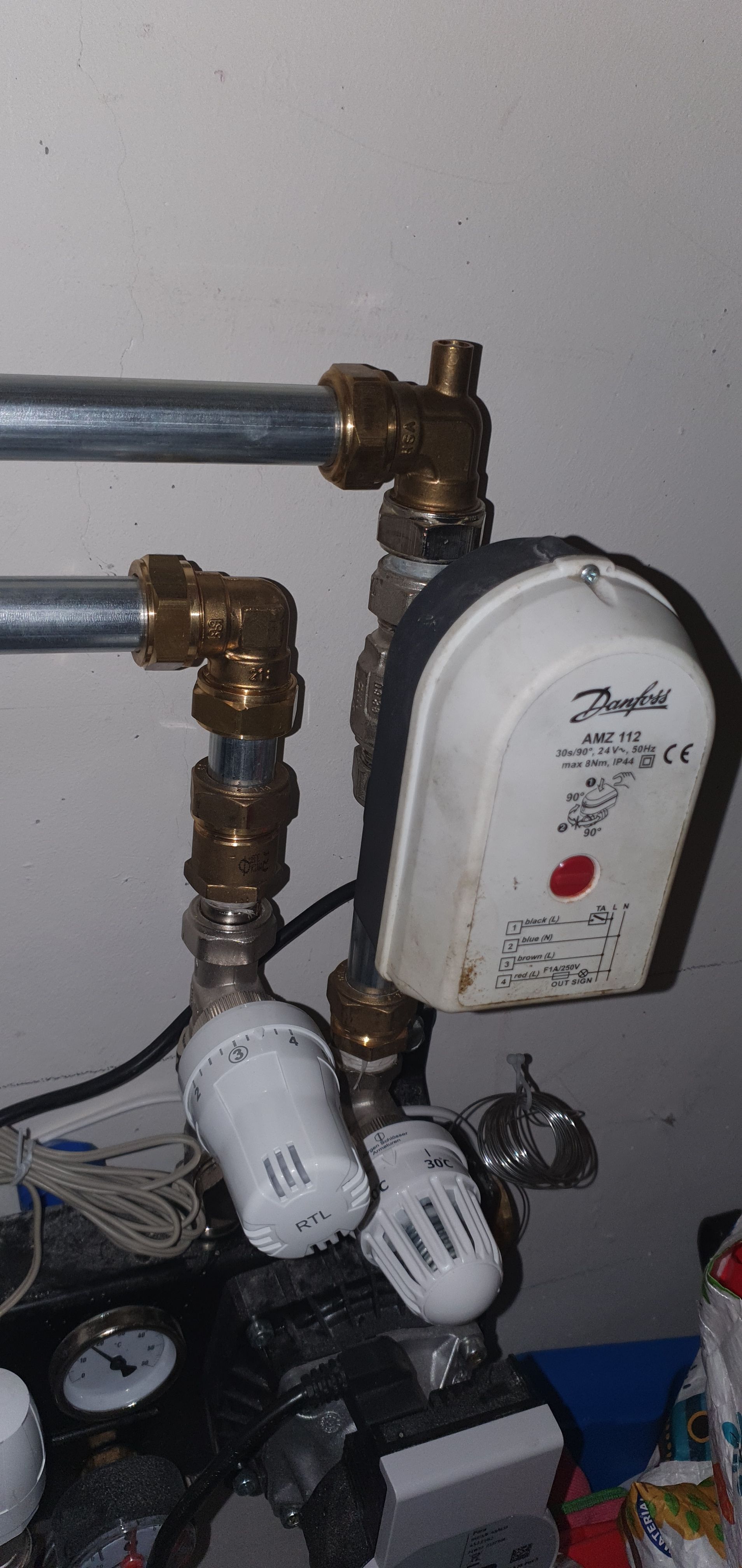 Vloerverwarming: Vervangen van een danfoss amz 112 voor een nieuwe ...