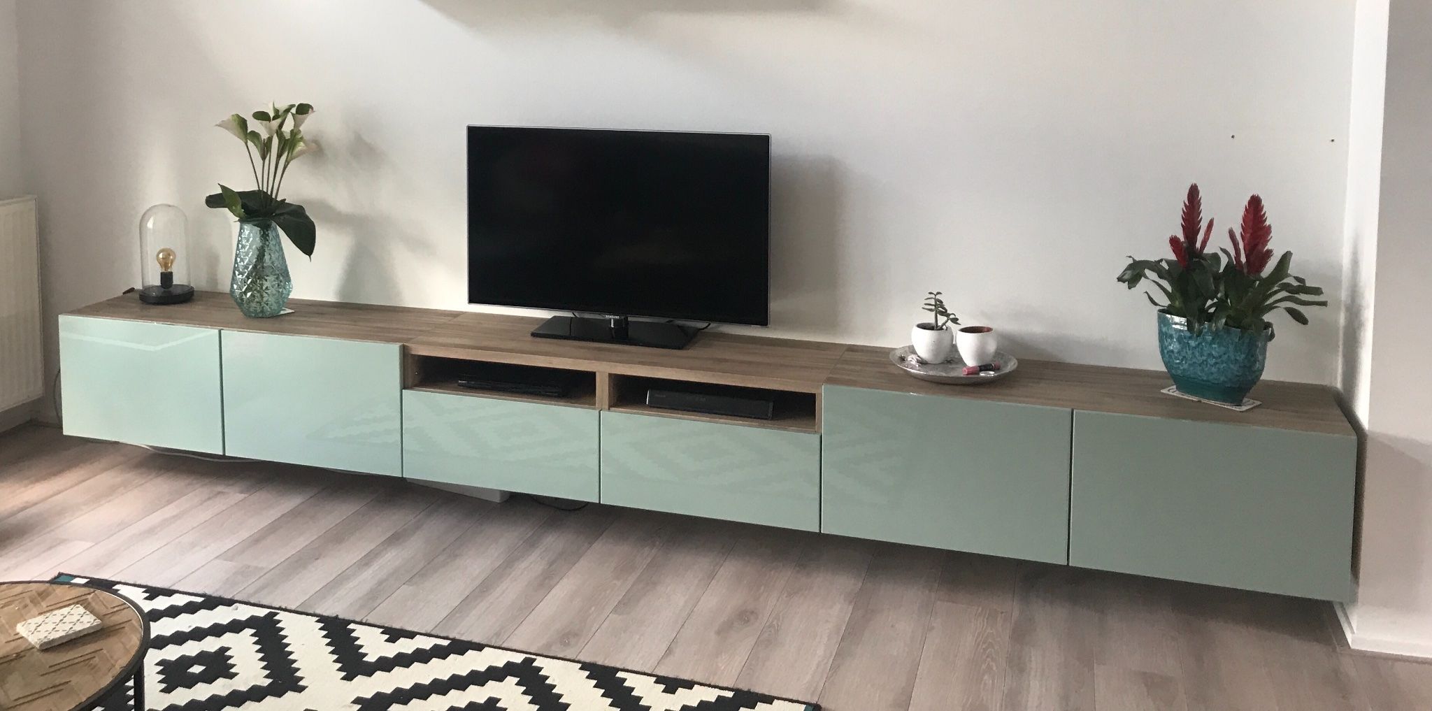 schoorsteen voedsel Gemiddeld Ikea besta tv meubel en dressoir in elkaar zetten en zwevend ophangen -  Werkspot