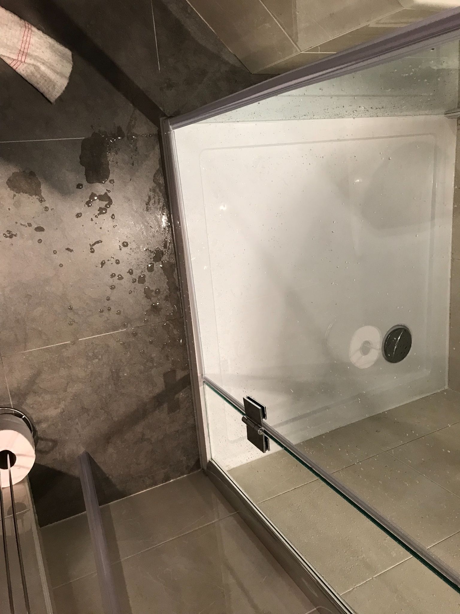 Nieuwe geplaatste douchecabine lekt Werkspot