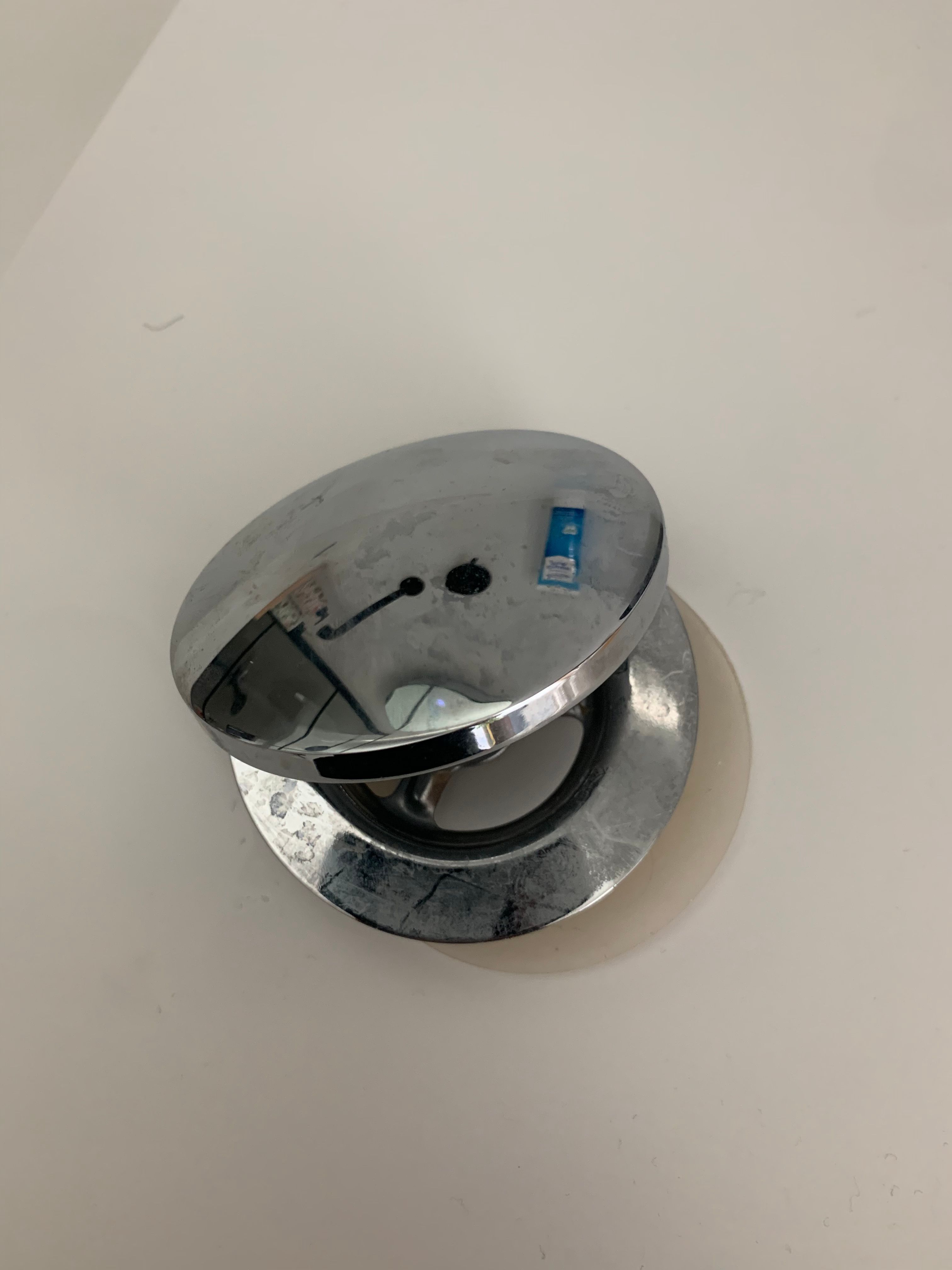 Badkamer Bad losmaken van wand en vloer. Waste opnieuw vastmaken