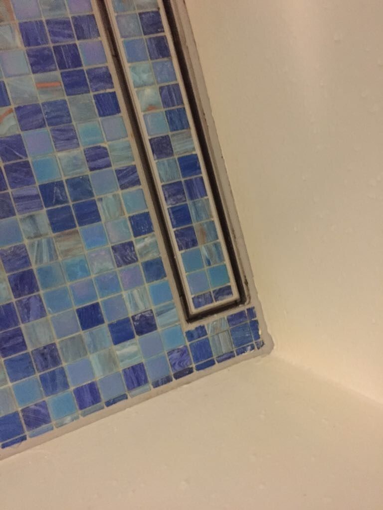 Kitten en voegen bij lekkage douchecel Werkspot