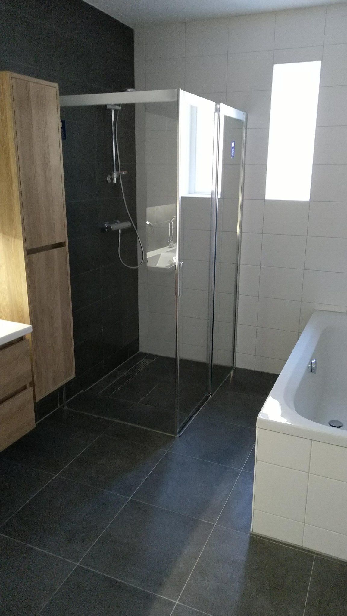 Badkamer 15 m2; Plaatsen badmeubel+glazen douchewand+kitten douche... Werkspot