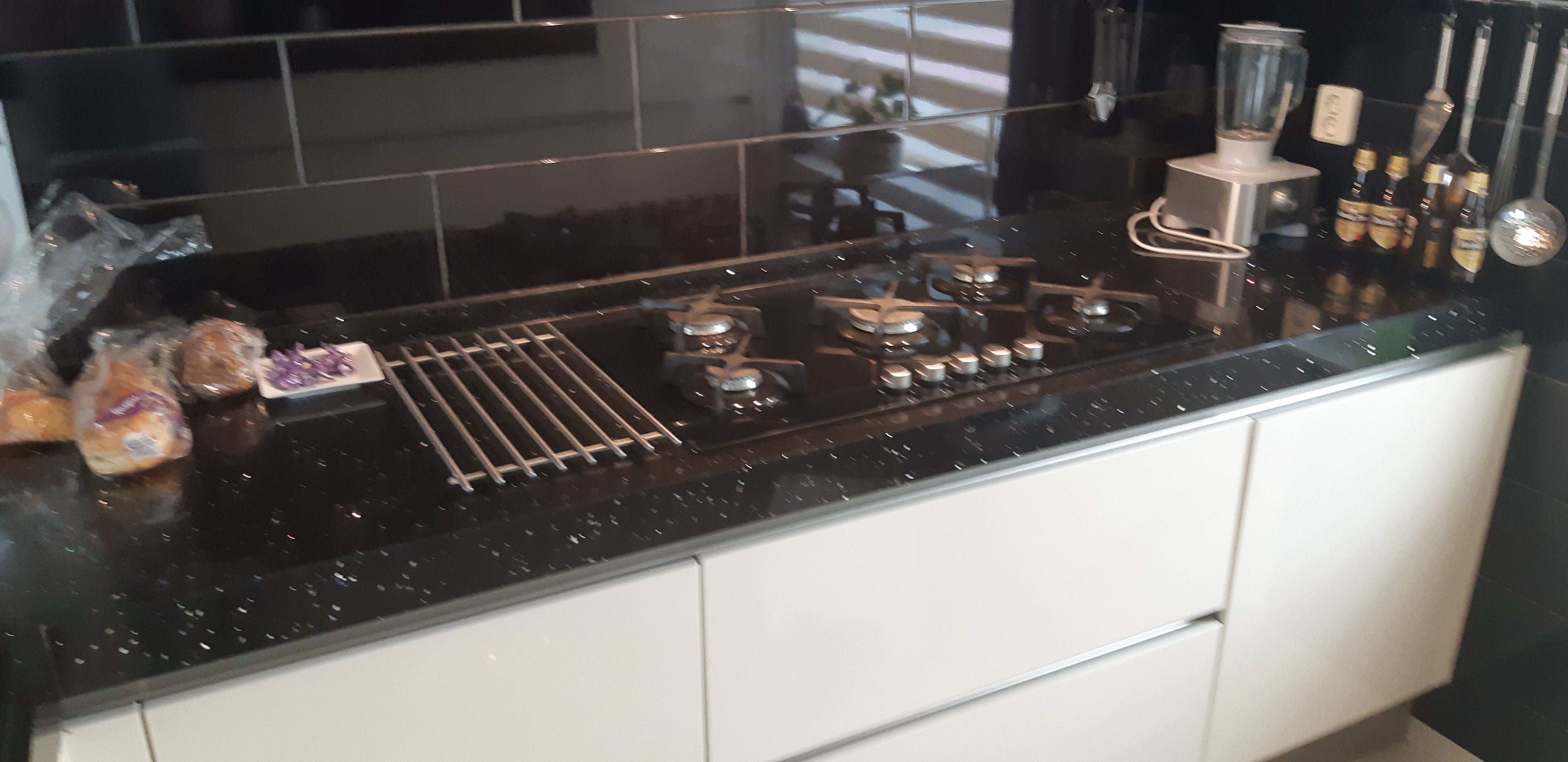 Keuken renovatie Composiet aanrechtblad gat kookplaat groter uitza... Werkspot
