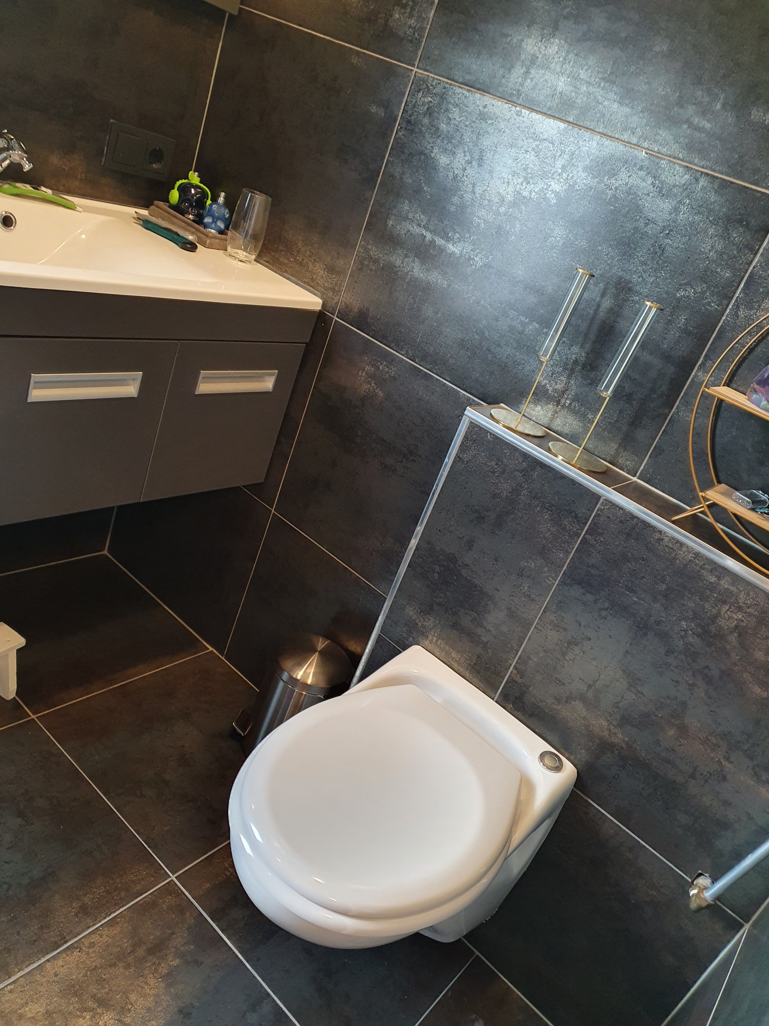 Kitten Douche, Tegels Werkspot