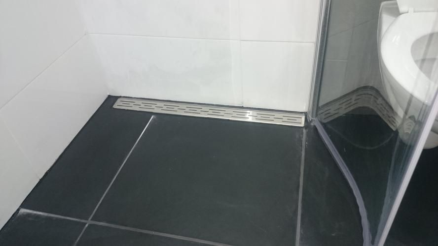 vloer met drain opnieuw tegelen en kitten Werkspot