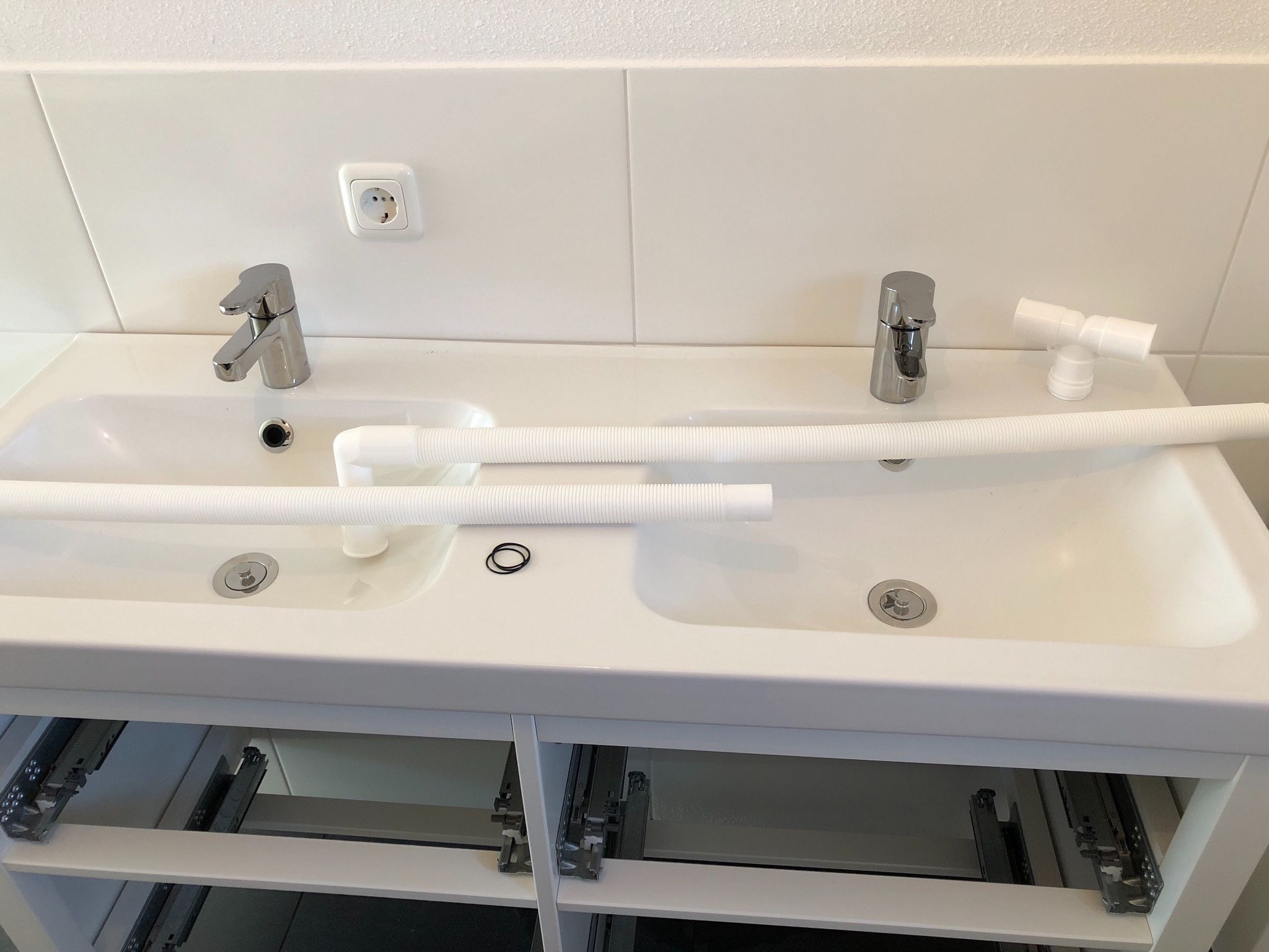 Aansluiten dubbele wastafel op muurplaat en afvoer Werkspot