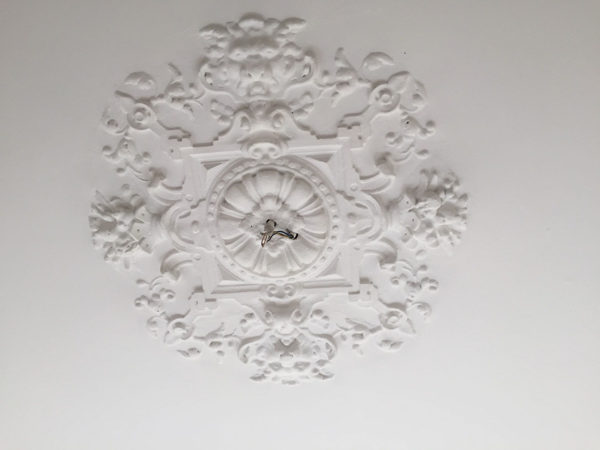 Plafond met ornament en sierlijst schilderen Werkspot