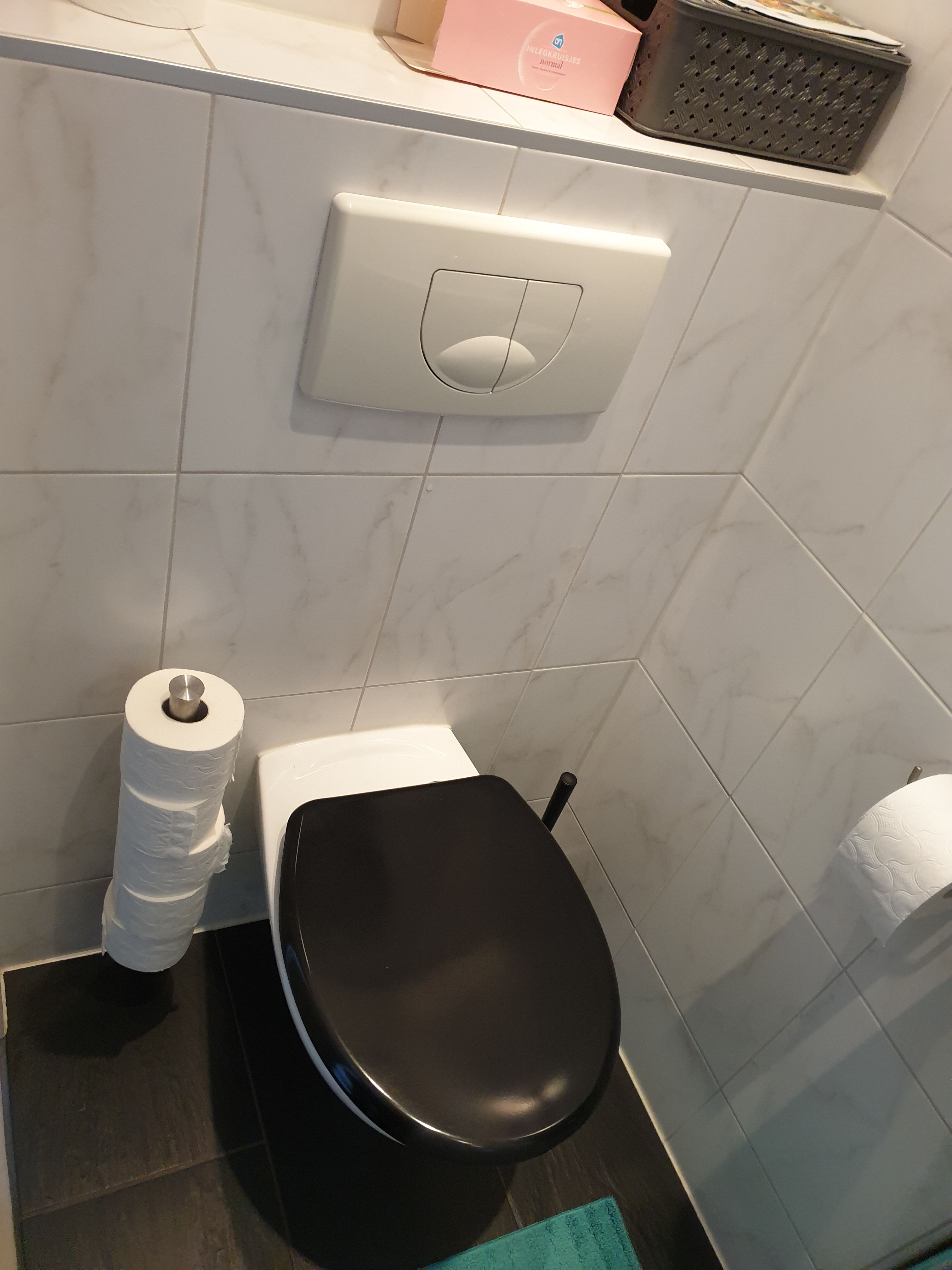 Toilet repareren WC blijft regelmatig doorlopen bij doortrekken Werkspot