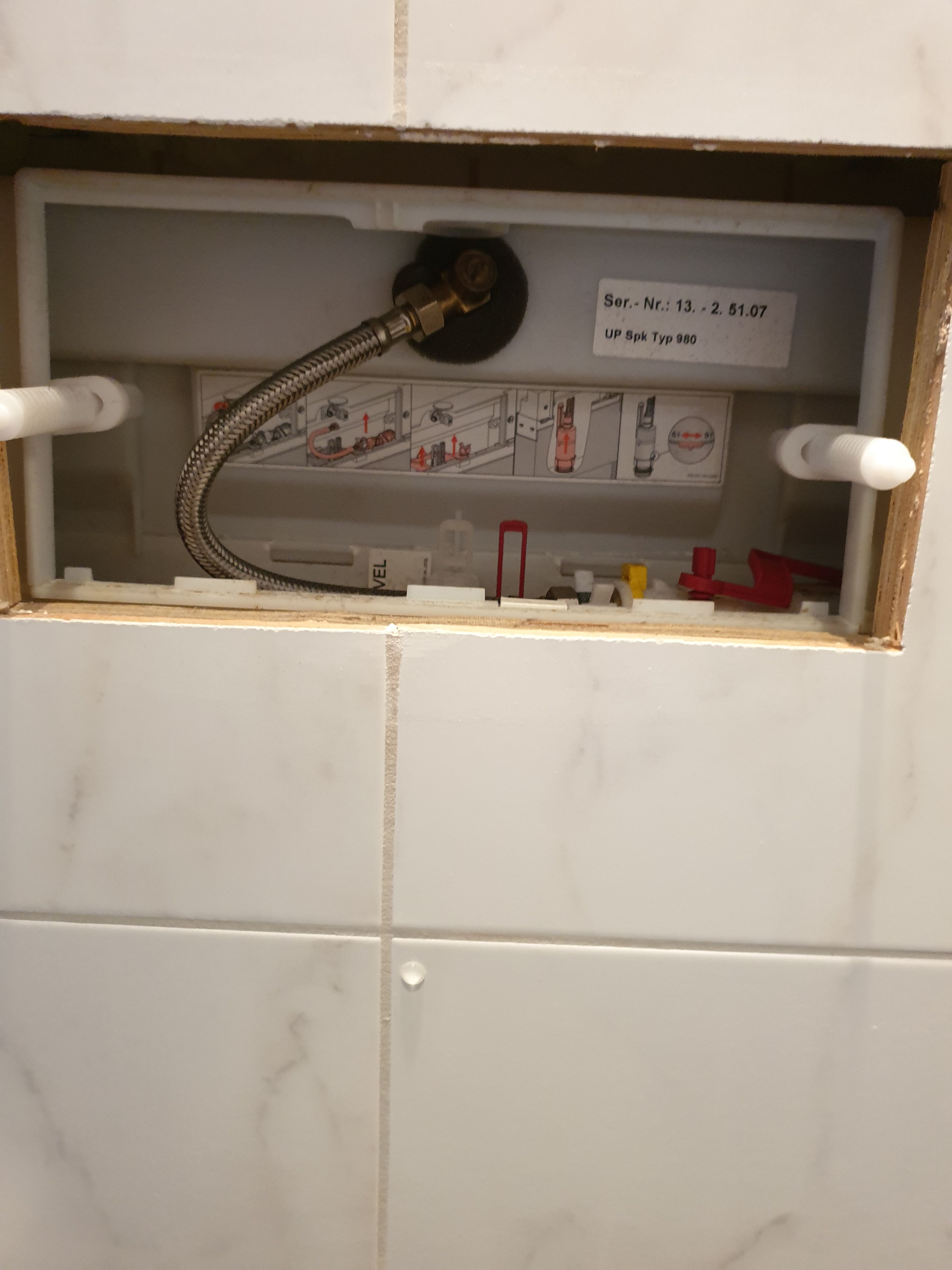 Toilet repareren WC blijft regelmatig doorlopen bij doortrekken Werkspot
