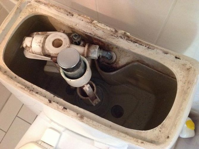 Stortbak toilet loopt door Werkspot