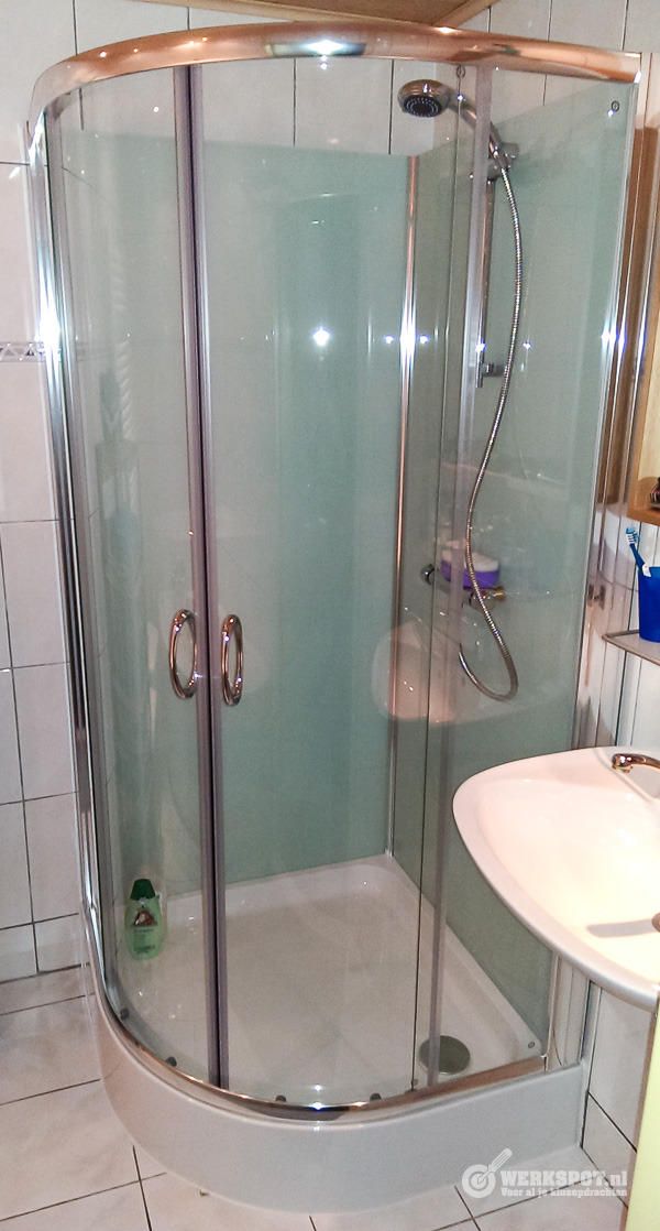Plaatsen douchecabine, incl afvoer en aansluiting leidingen Werkspot