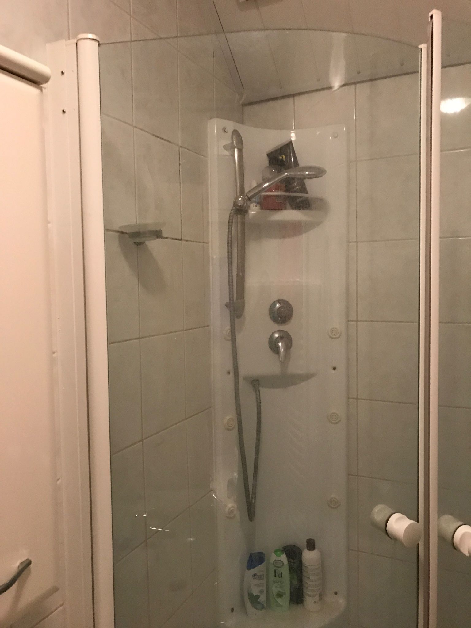 Douchecabine vervangen door douche met lage instap Werkspot