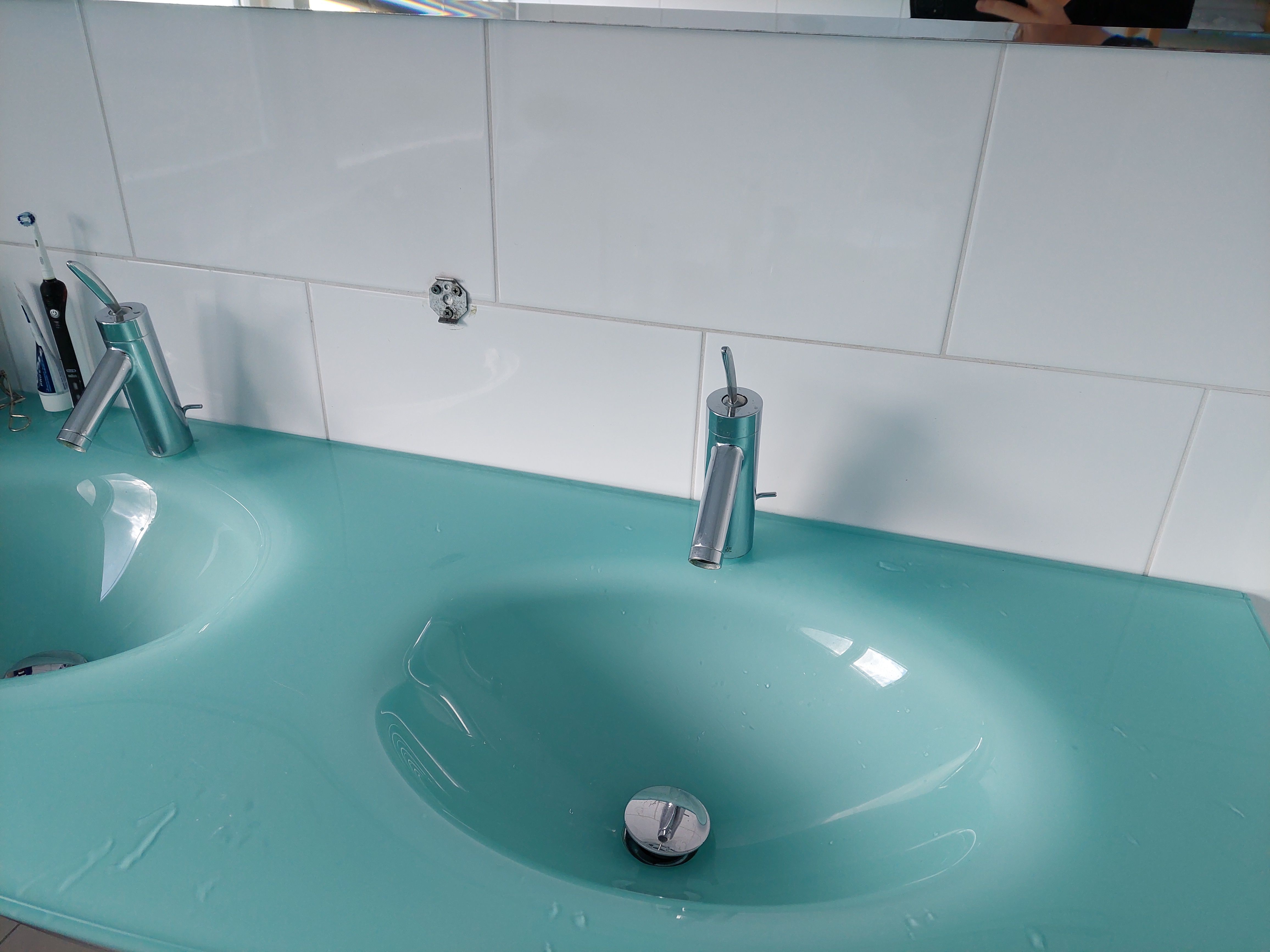 Kraan 2 kranen; Badkamer; Warm en koud watertoevoer is kapot en lekt