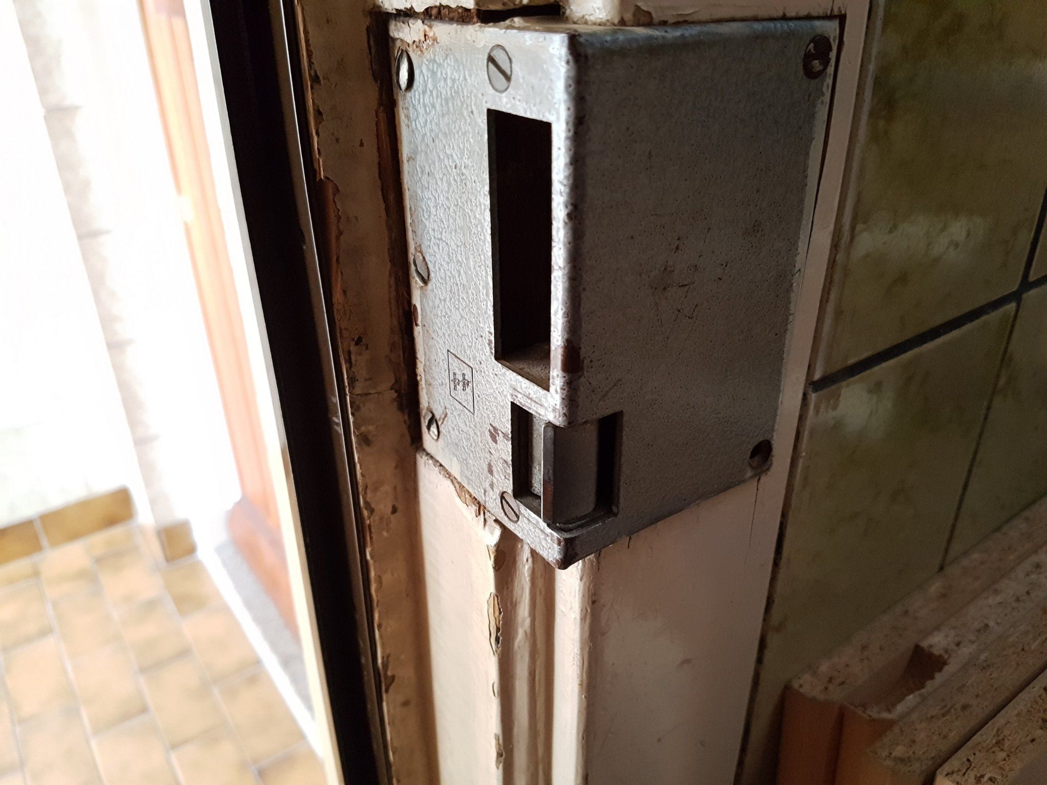 Werkzaamheden aan voordeur (klemt, nieuw slot, secustrip) Werkspot