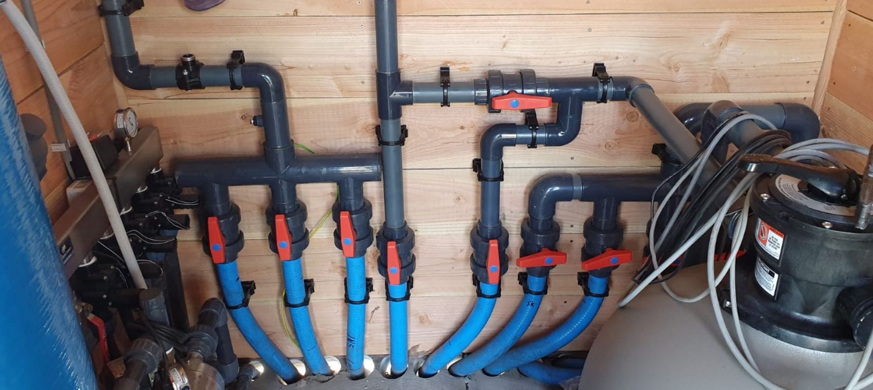 Gaten boren 11 gaten; aansluiting zwembad pomp Werkspot