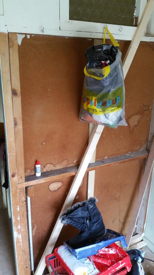 Houten muur plaatsen, deur in muur zetten en stukken Werkspot