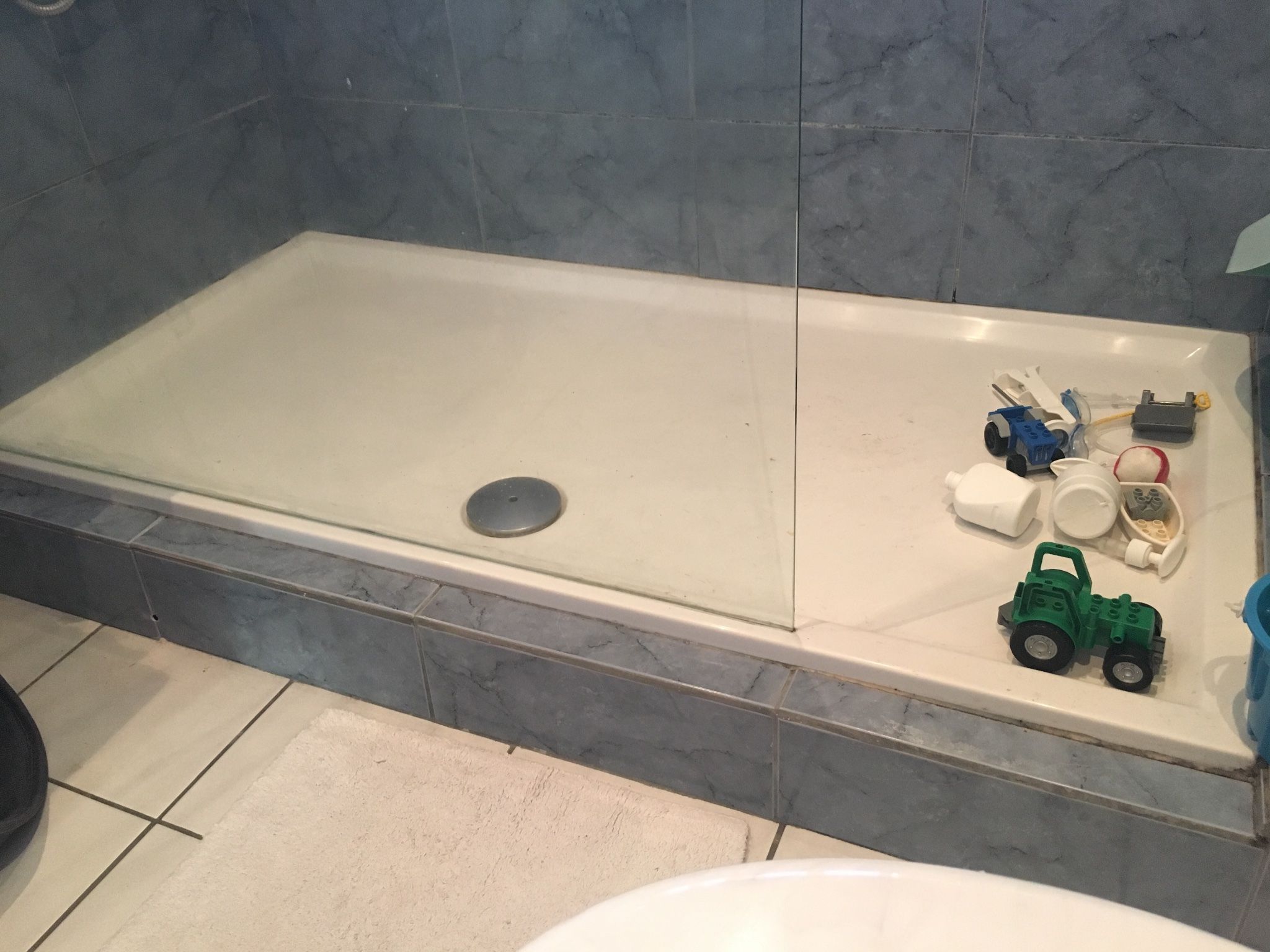 Douchebak demonteren en extra ondersteuning plaatsen. Werkspot