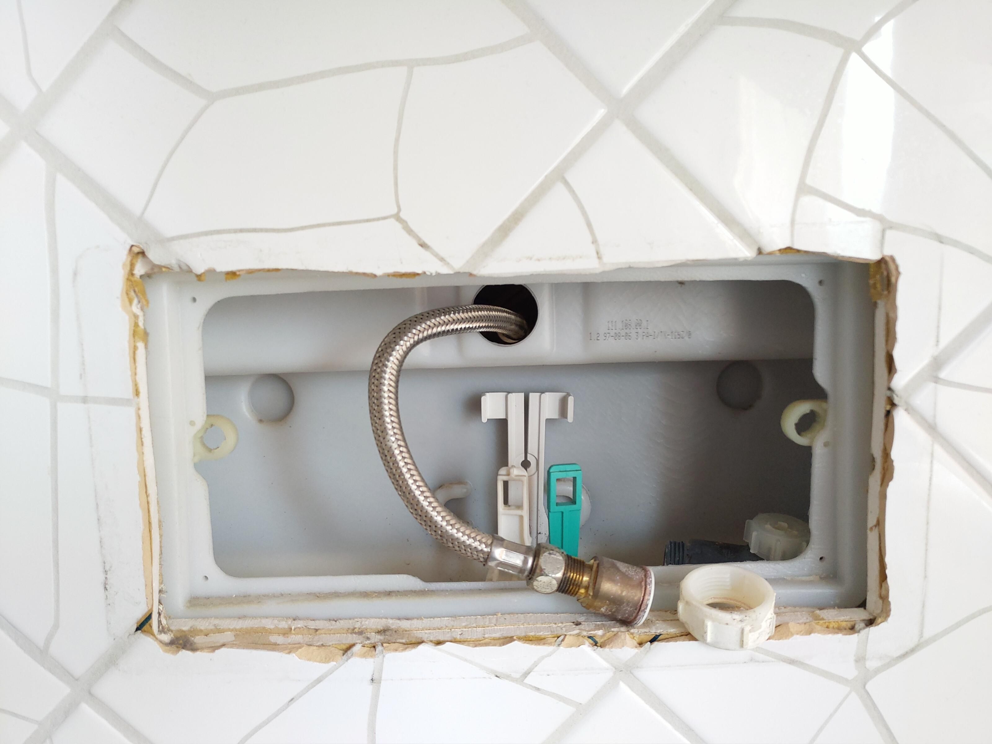 Toilet repareren Wateraansluiting Geberit inbouwreservoir lekt. Bo