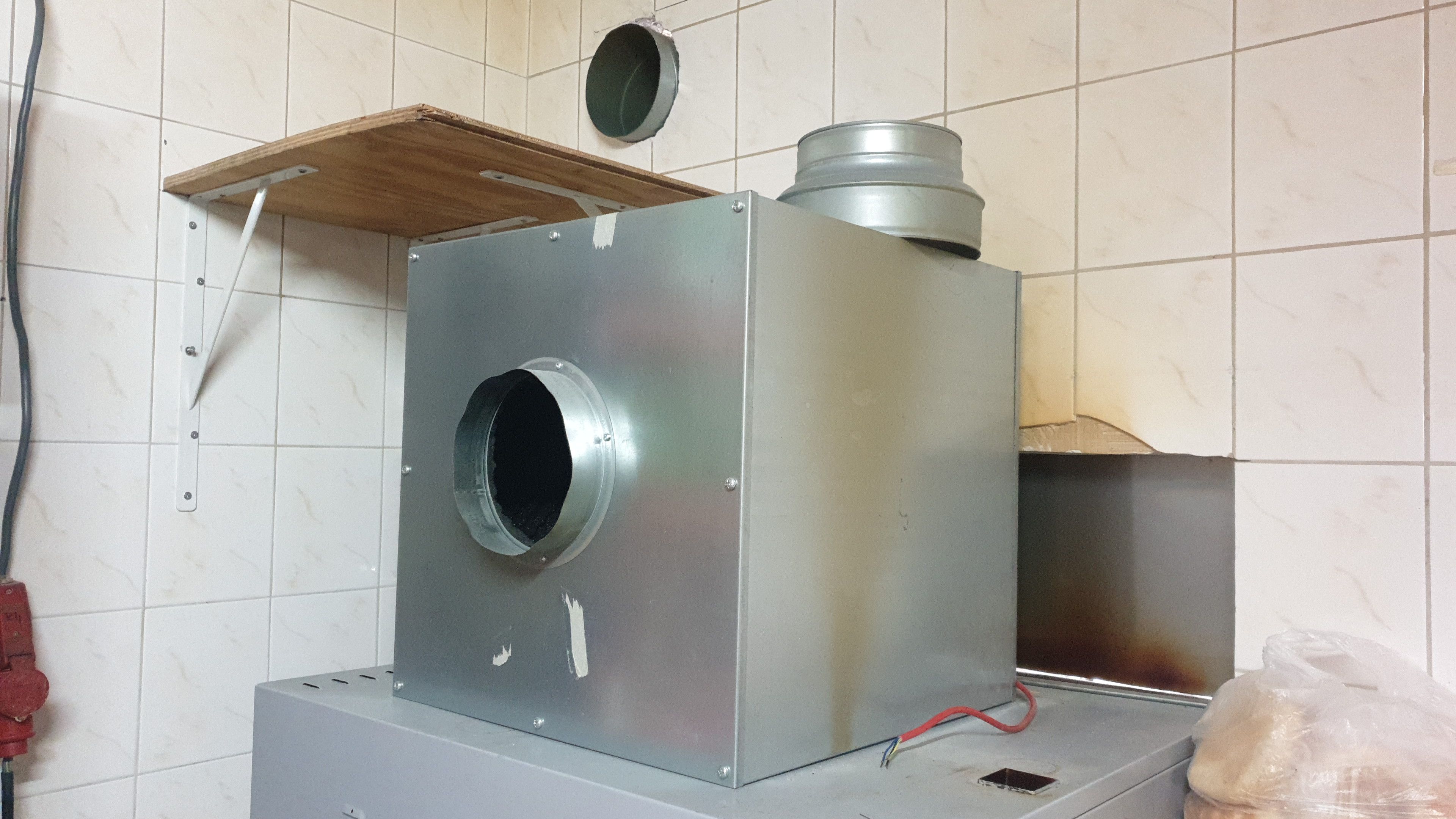 Afzuigkap Motor afzuigkap aansluiten. Werkspot