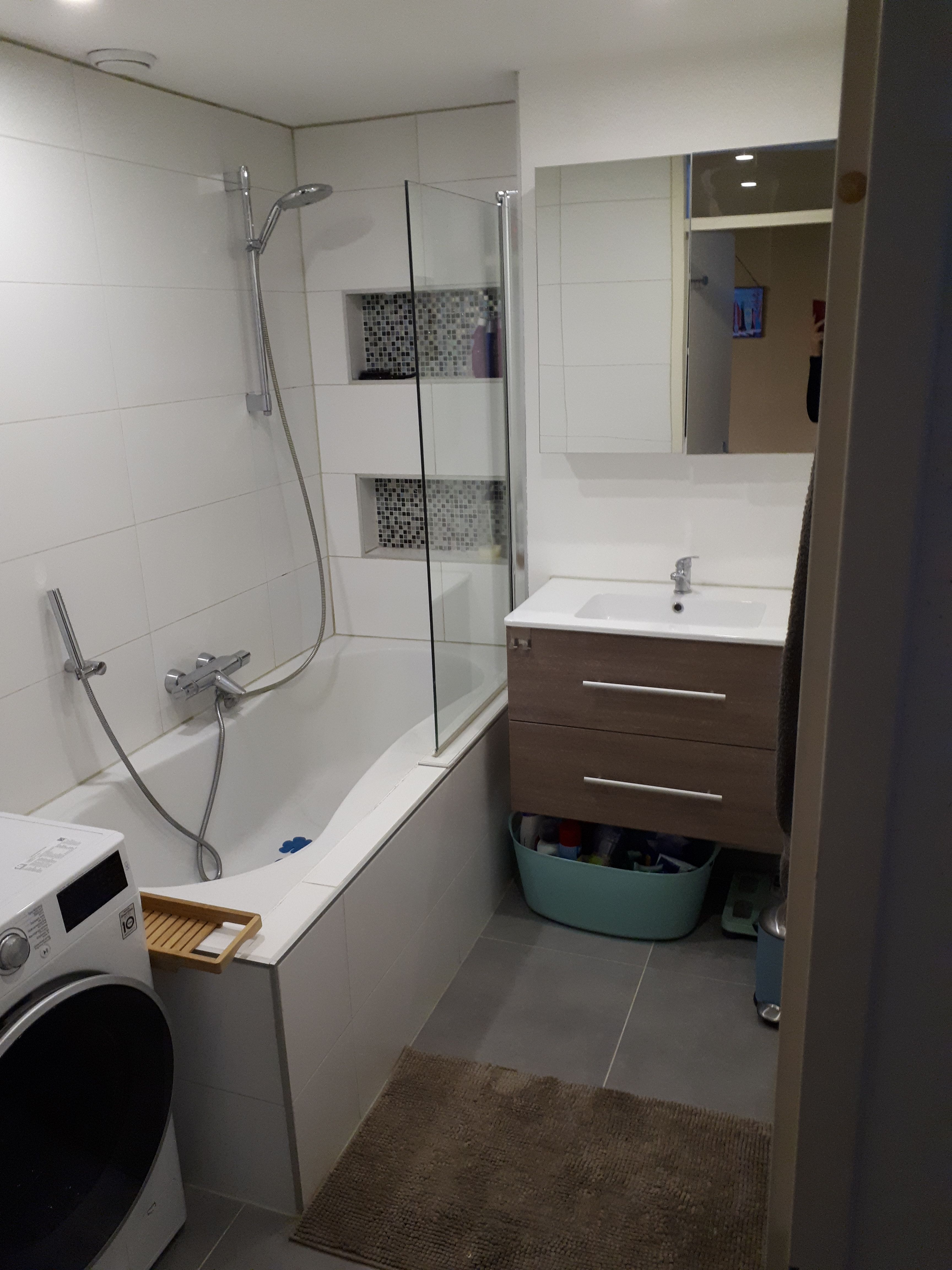 Kitten Wastafel, Bad, Tegels, gehele badkamer opnieuw kitten. Werkspot