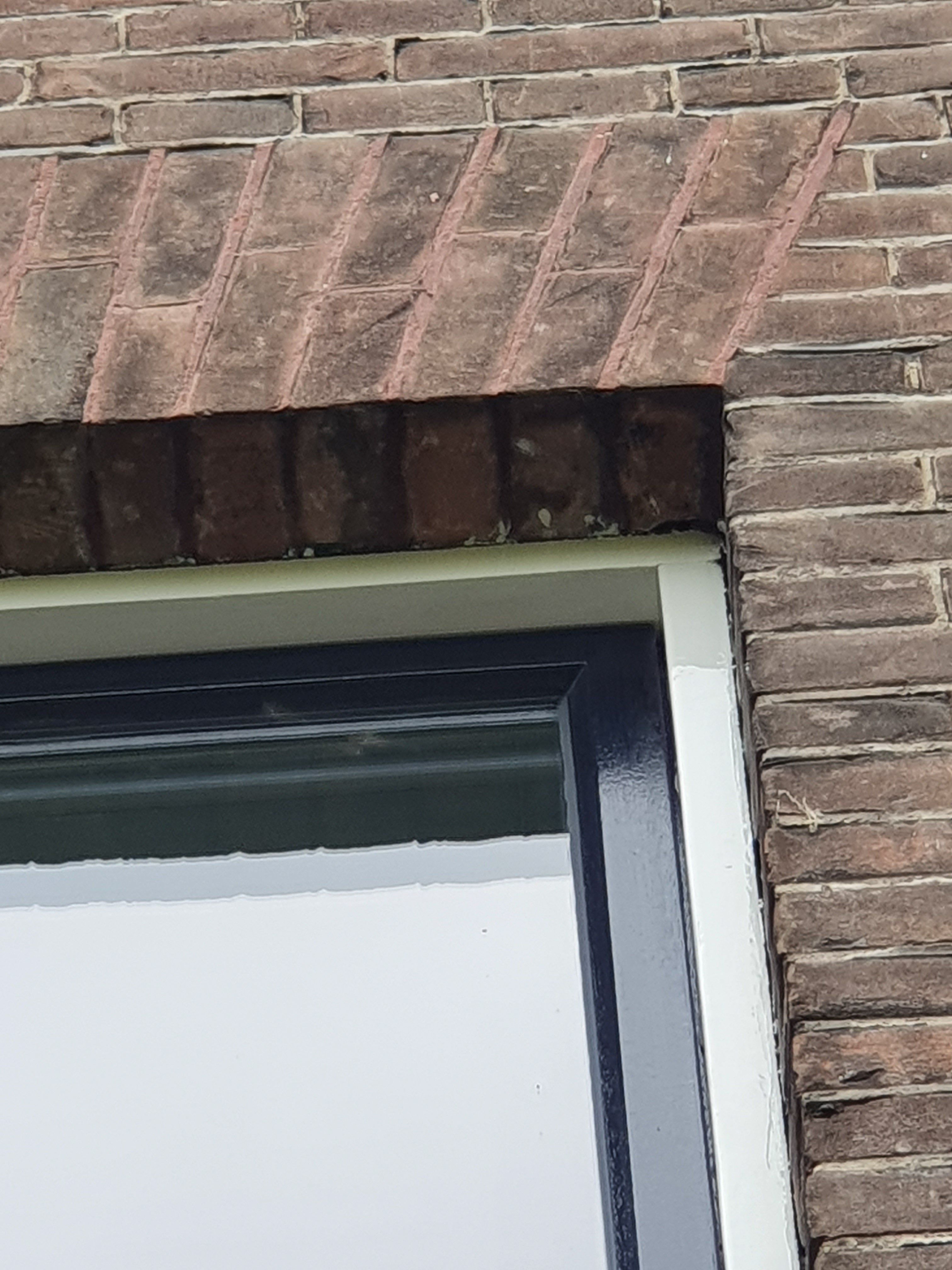 Lekkage Vermoedelijk slechte afdichting tussen kozijn en muur Werkspot
