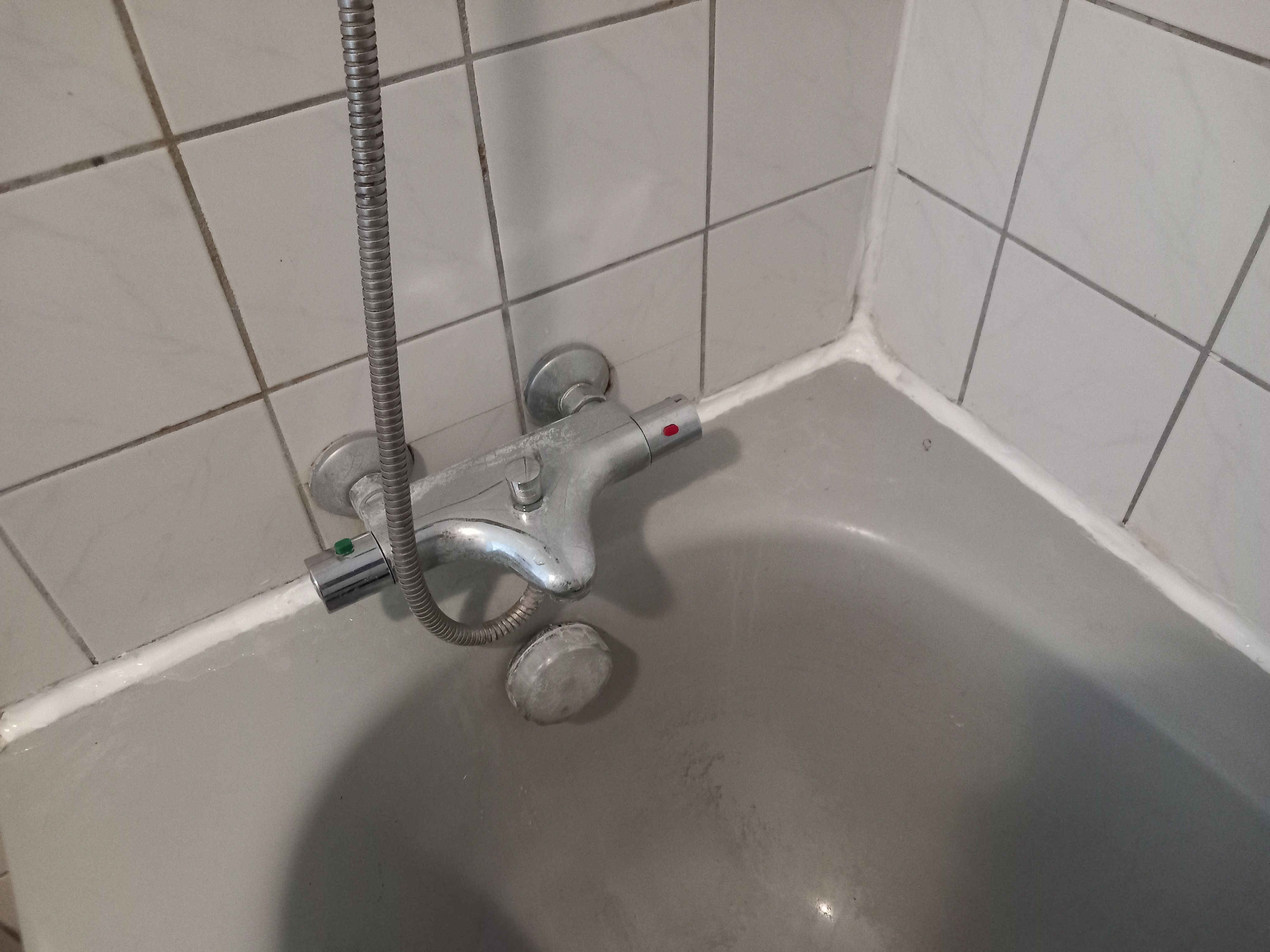 Lekkage Kraan lekt bij de muurtegels en langs de kit Werkspot