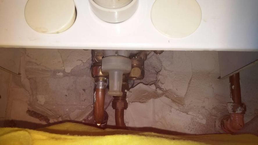 Plaatsen van een douche geiser in keukenkast Werkspot