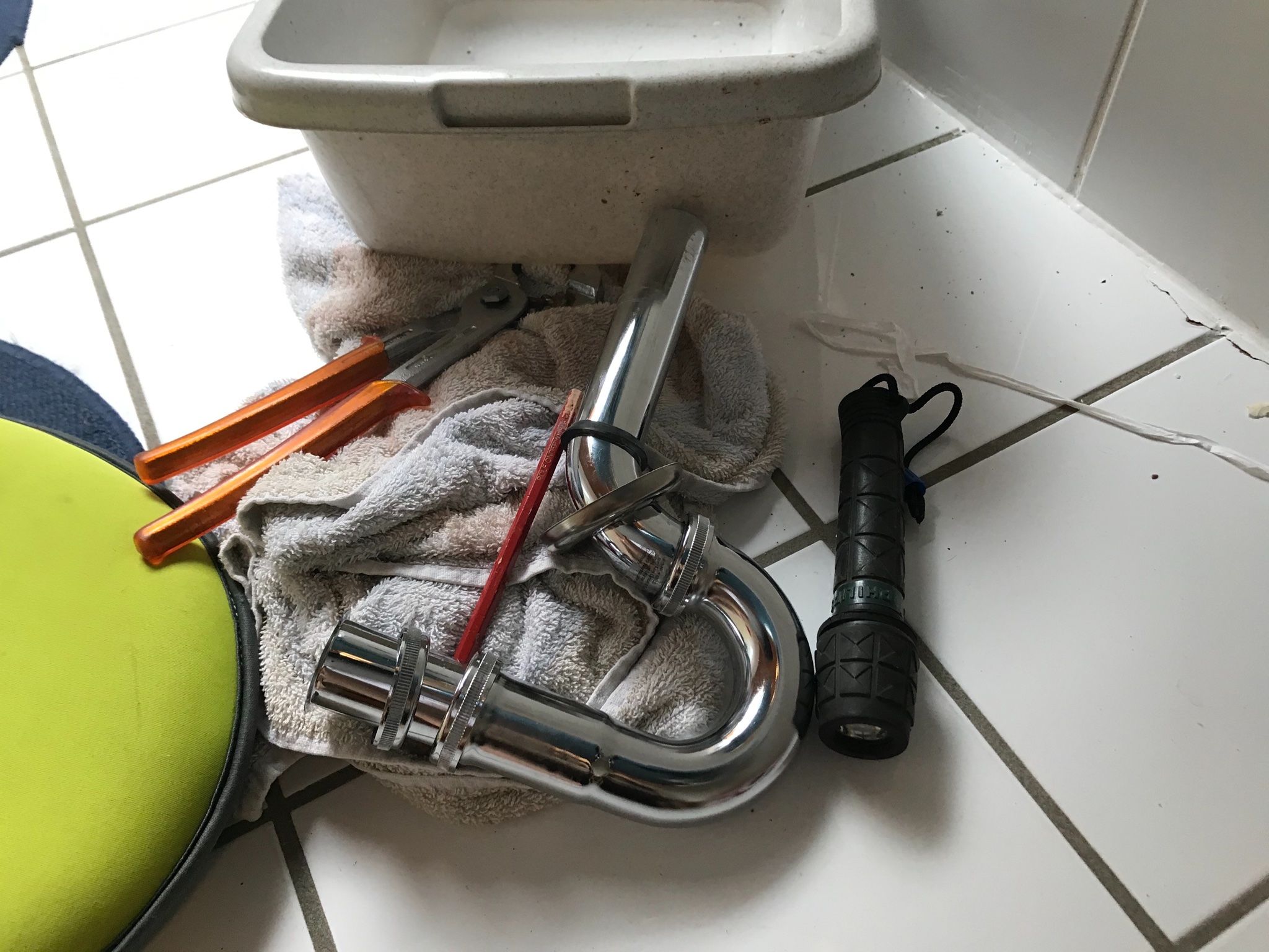 Kraan 2 kranen; Badkamer; Aansluiten sifon op wastafel + oplossen lek Werkspot