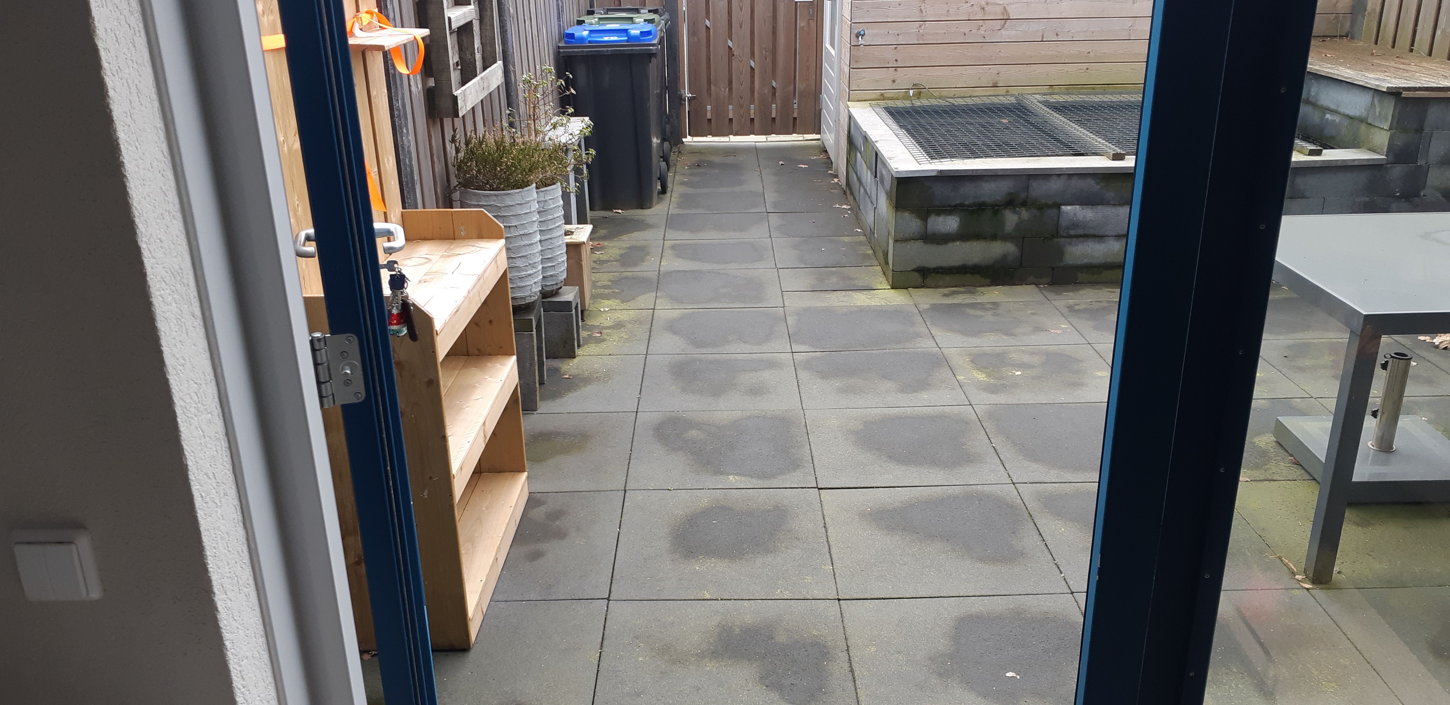 Tuin aanleggen 30 m2; Tegels eruit halen, opnieuw egaliseren en de