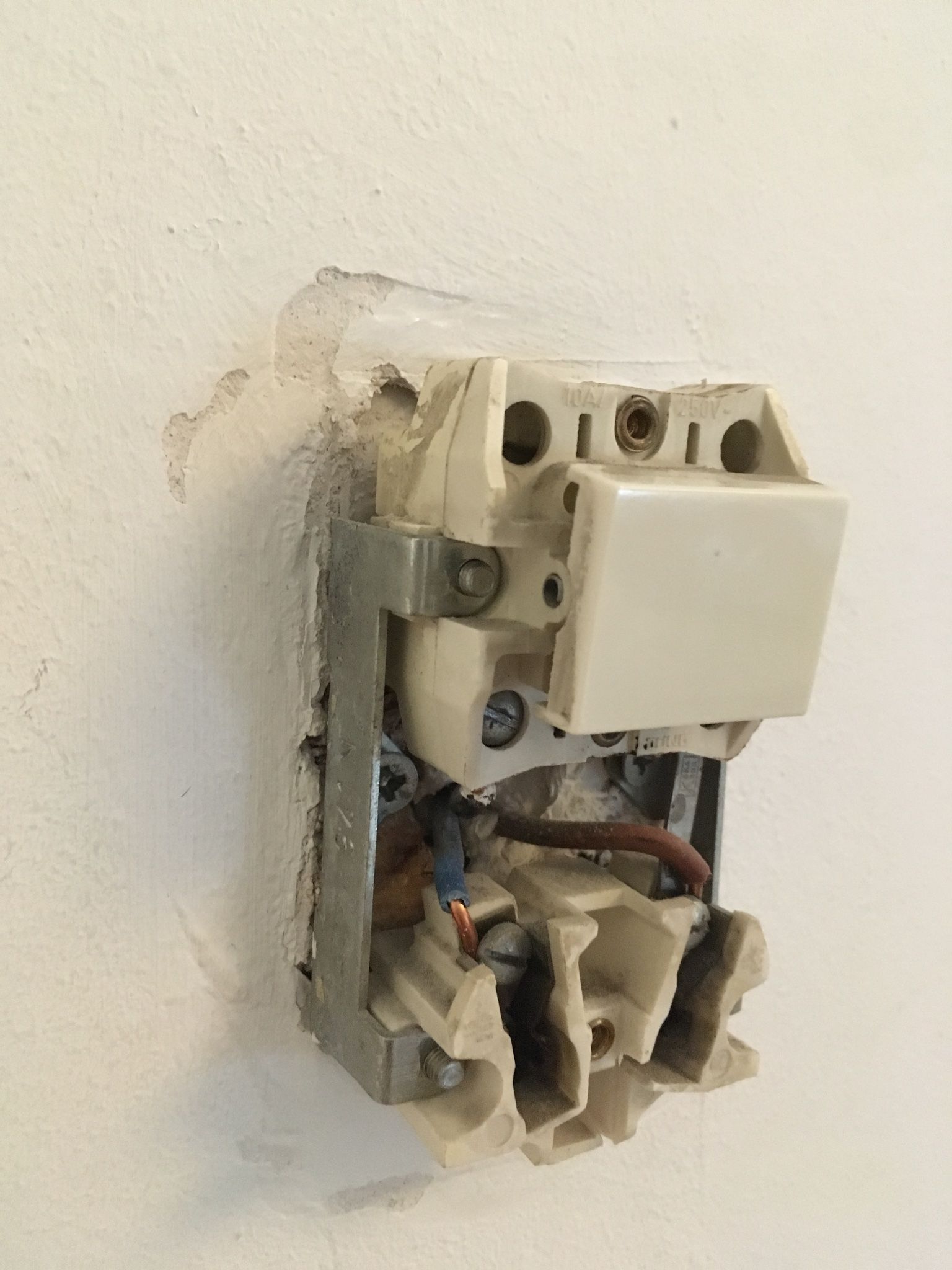 vervangen opbouw stopcontact naar wandstopcontact (lichtpunt) Werkspot