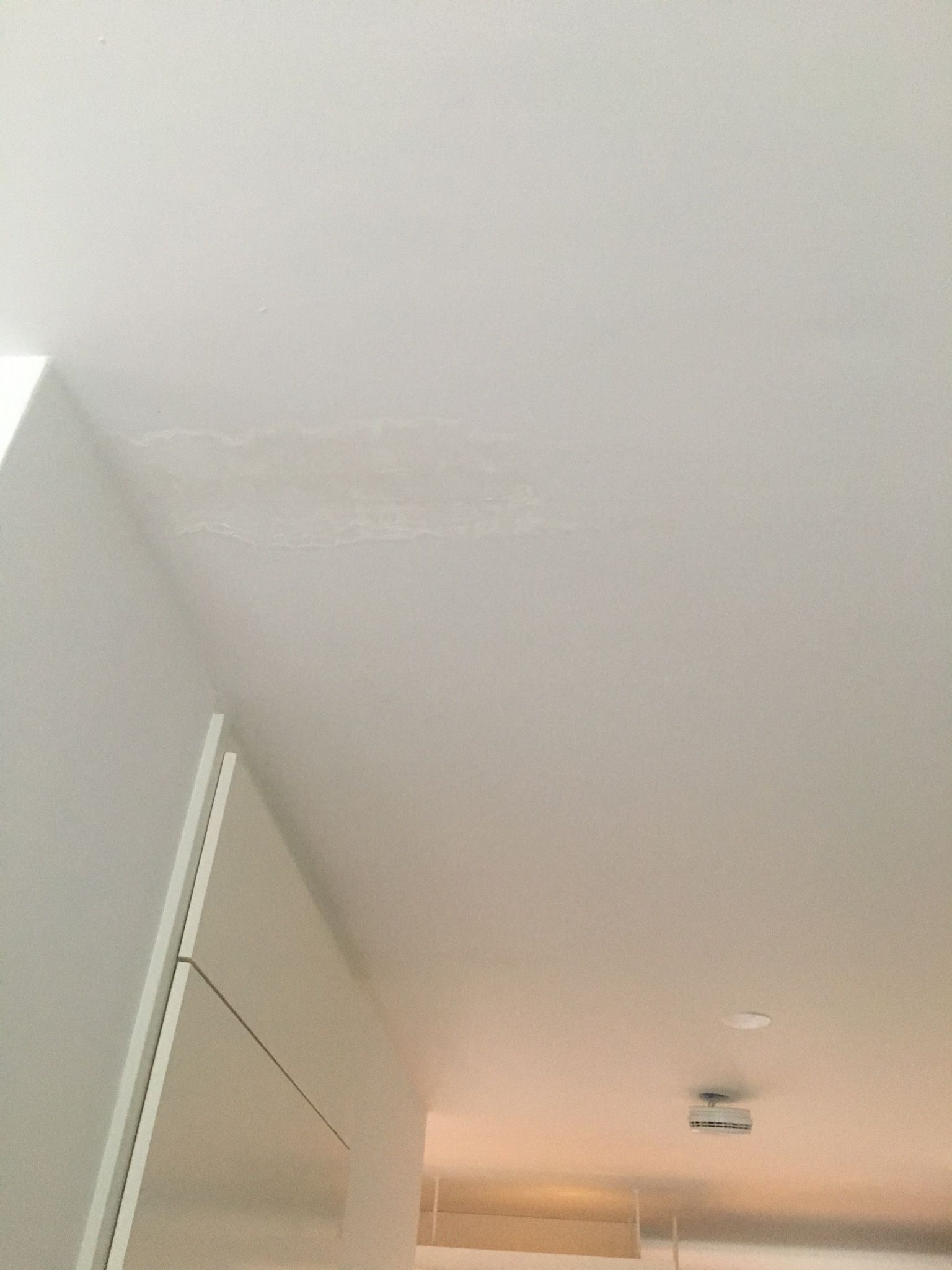Stucwerk plafond herstellen + airless spuiten Werkspot