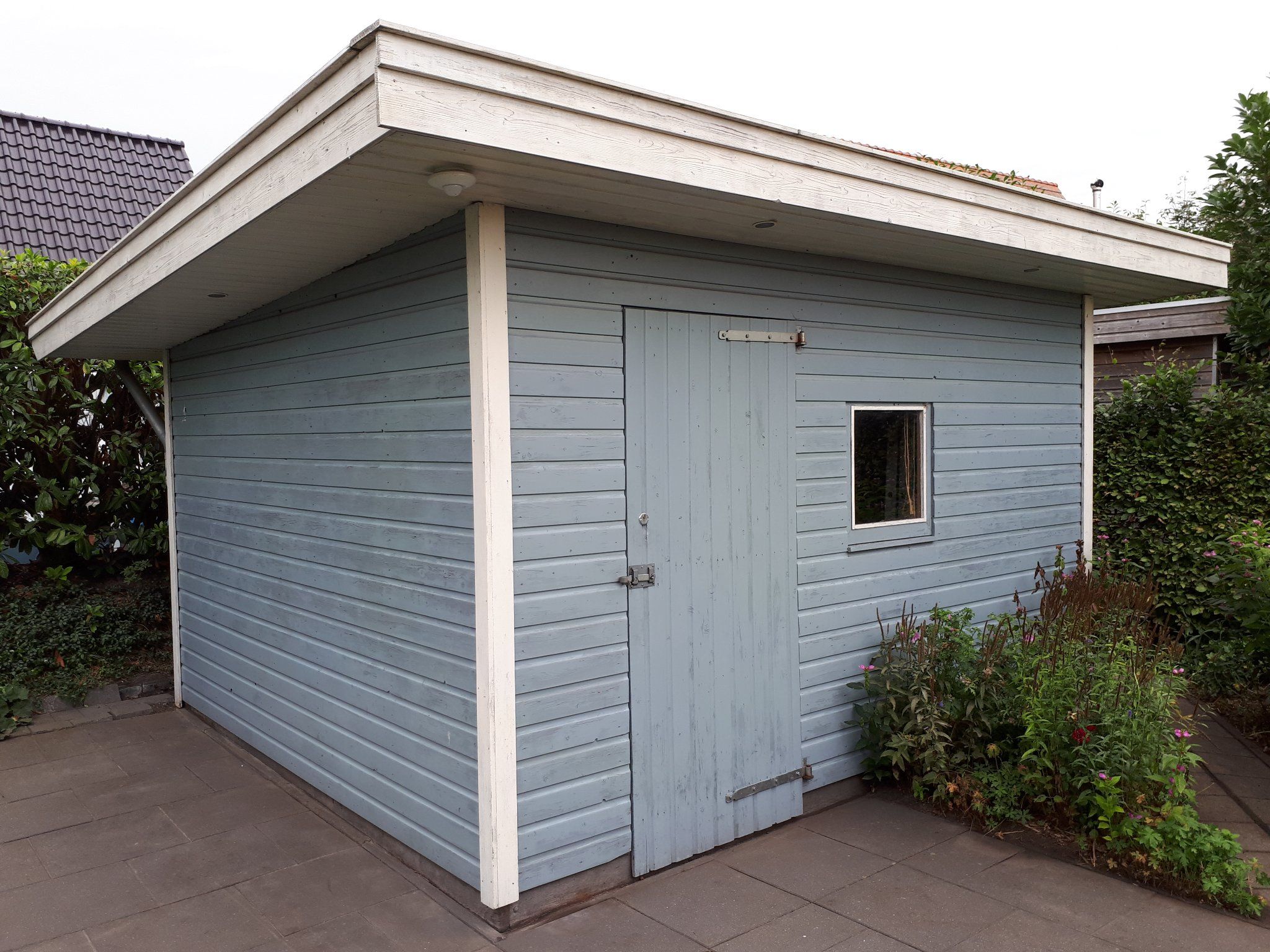 Schuurtje en garagedeur schuren en schilderen - Werkspot