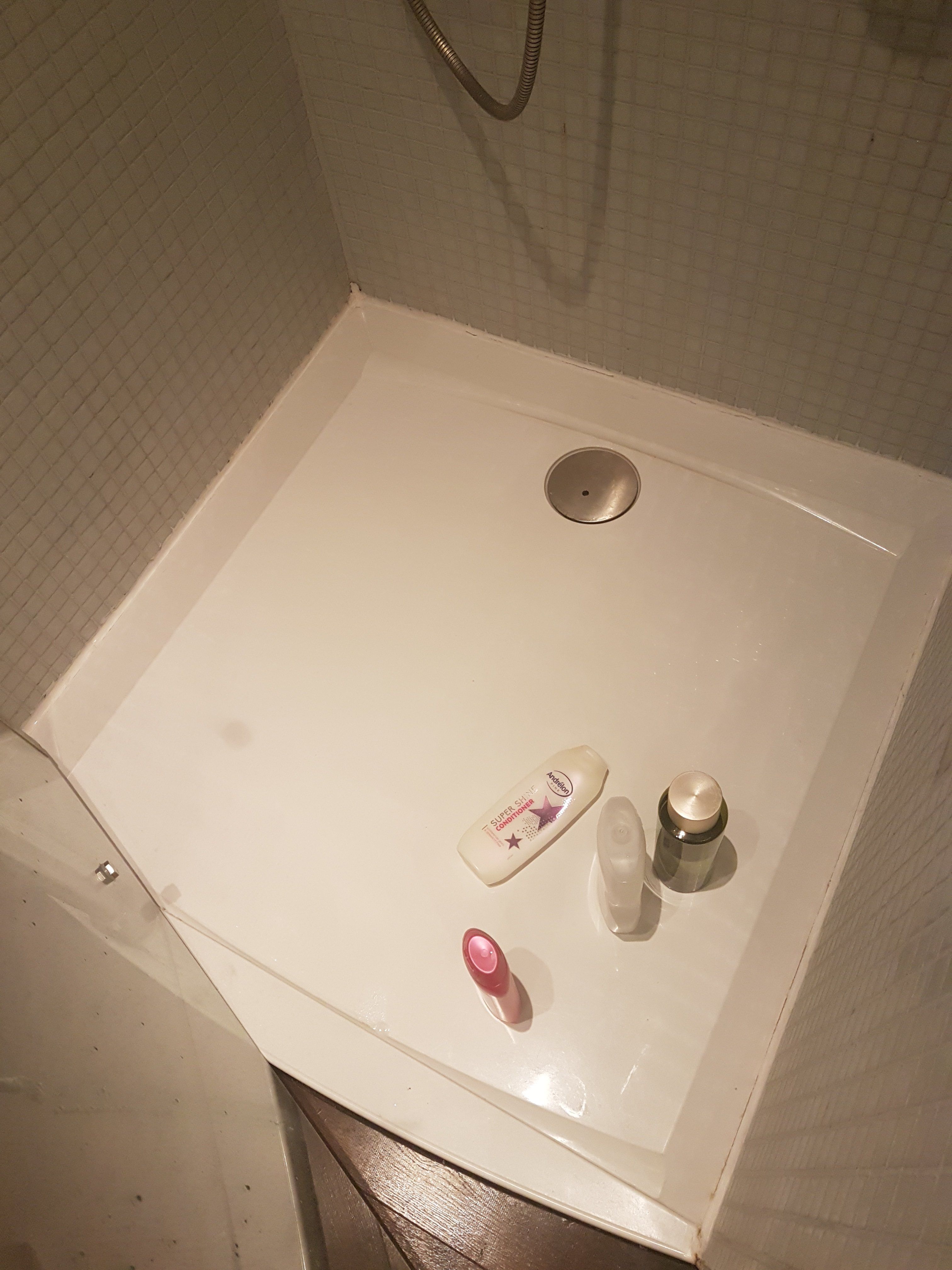 Kitten Douche, Bad Werkspot