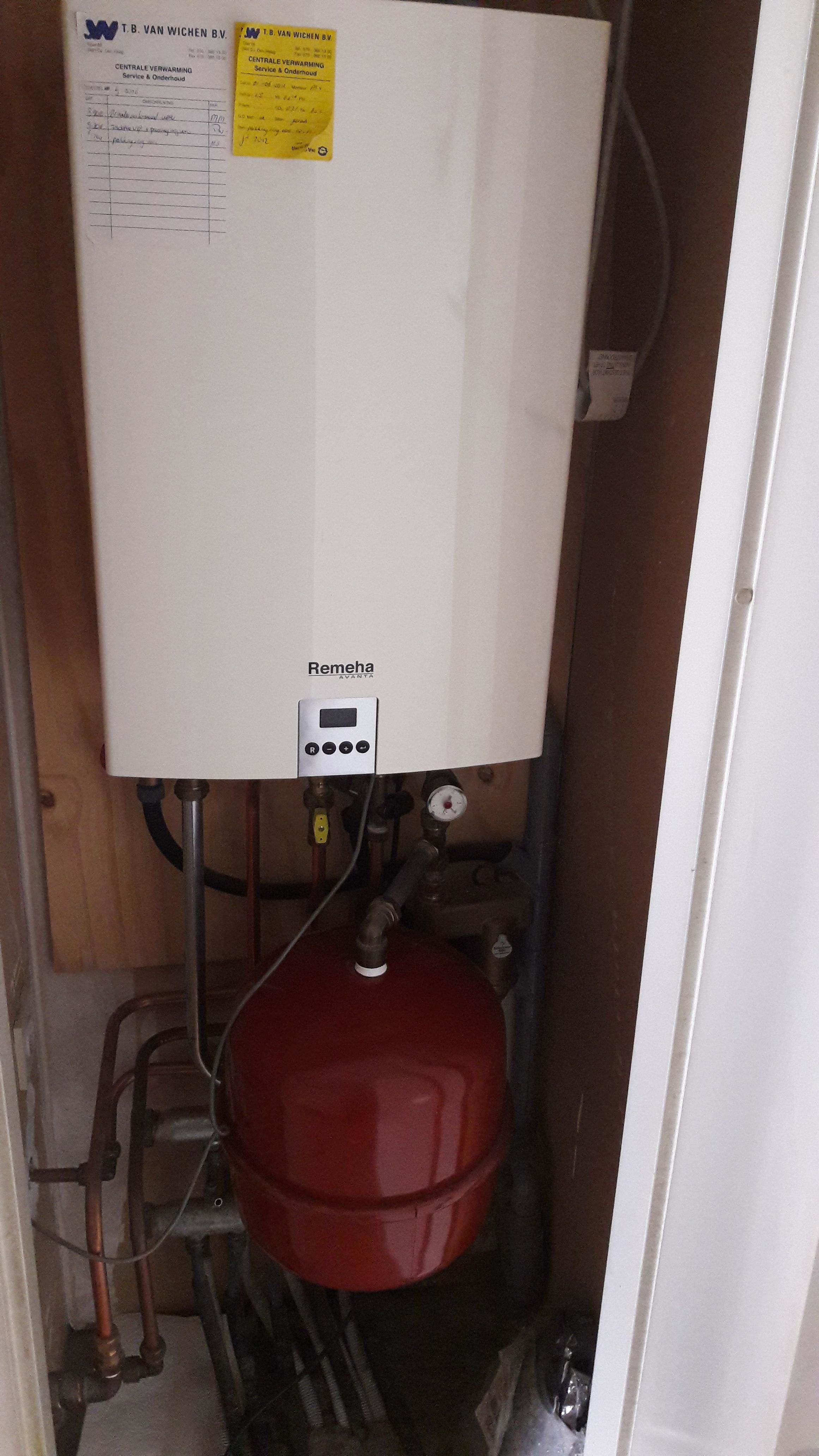 CV ketel repareren Ketel maakt vreemde geluiden, en er lekt water