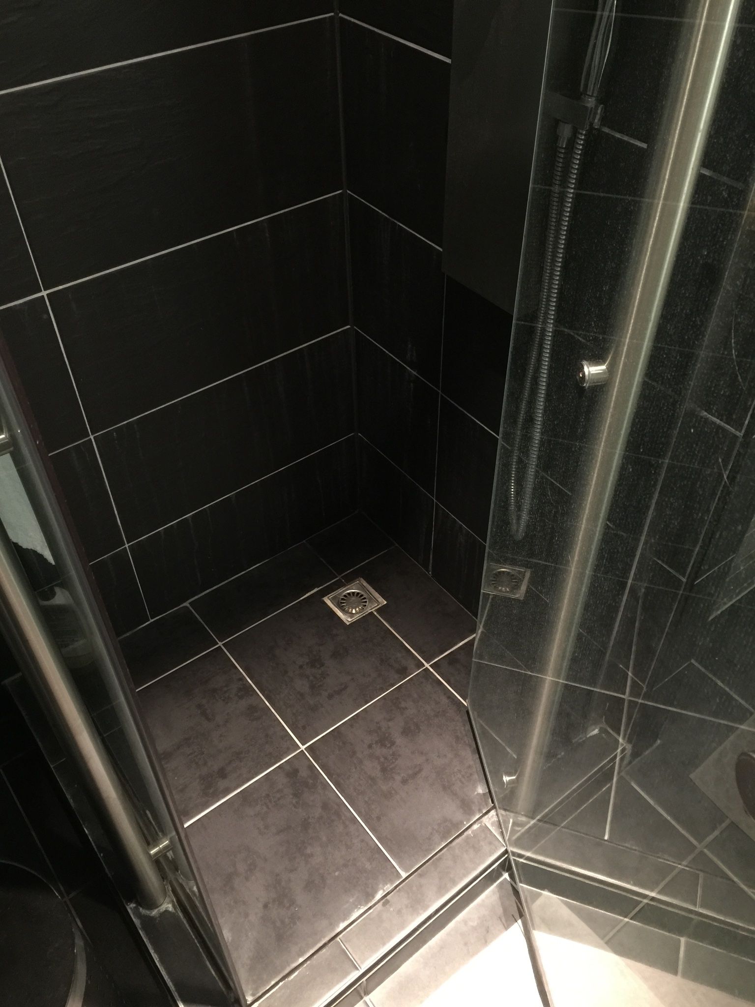 Douche opnieuw tegelen ivm lekkage Werkspot