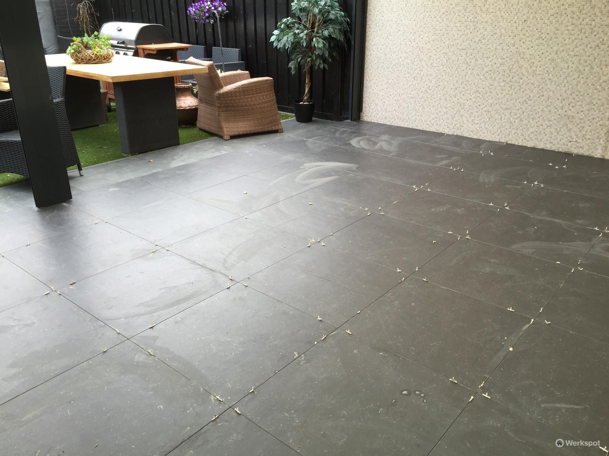 Lijmen tegels op terras van beton Werkspot