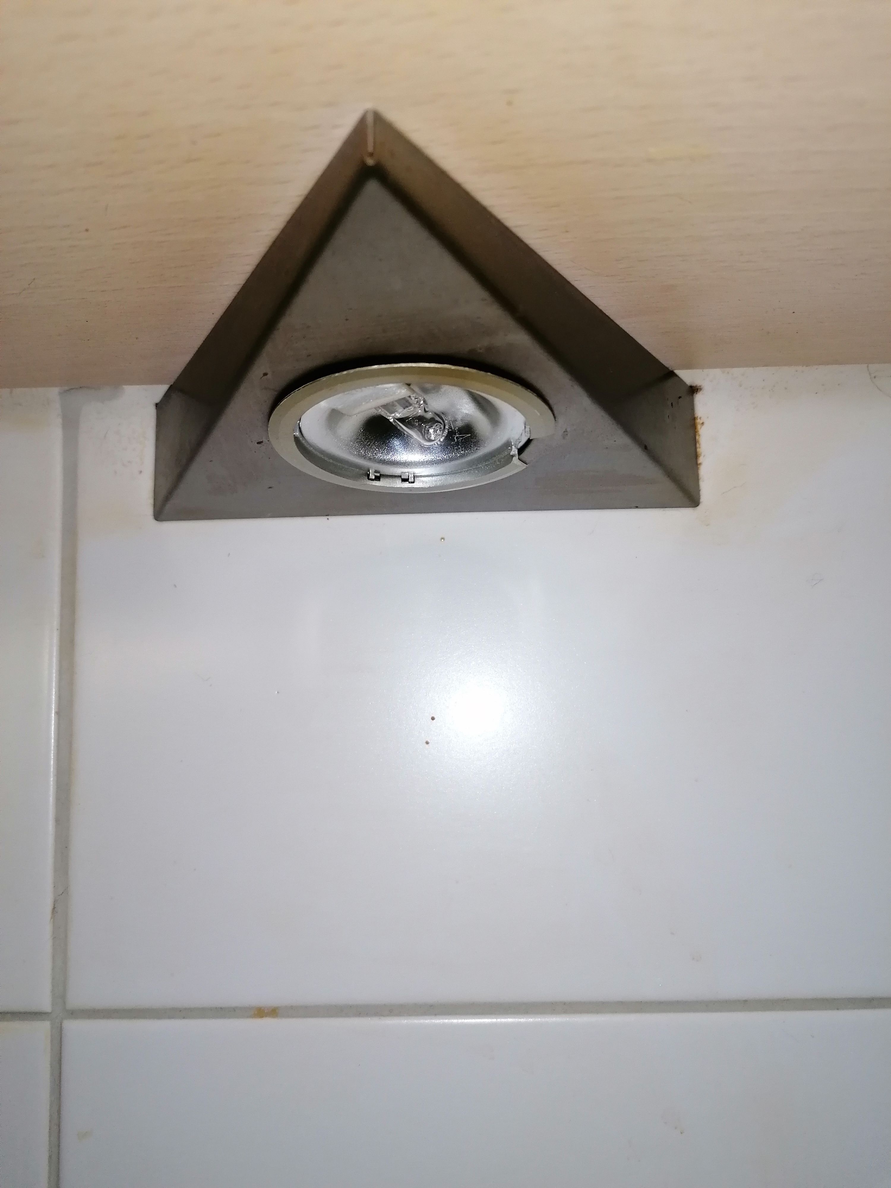 Lichtpunten 4 lichtpunten; spots in de keuken vervangen door led s... Werkspot
