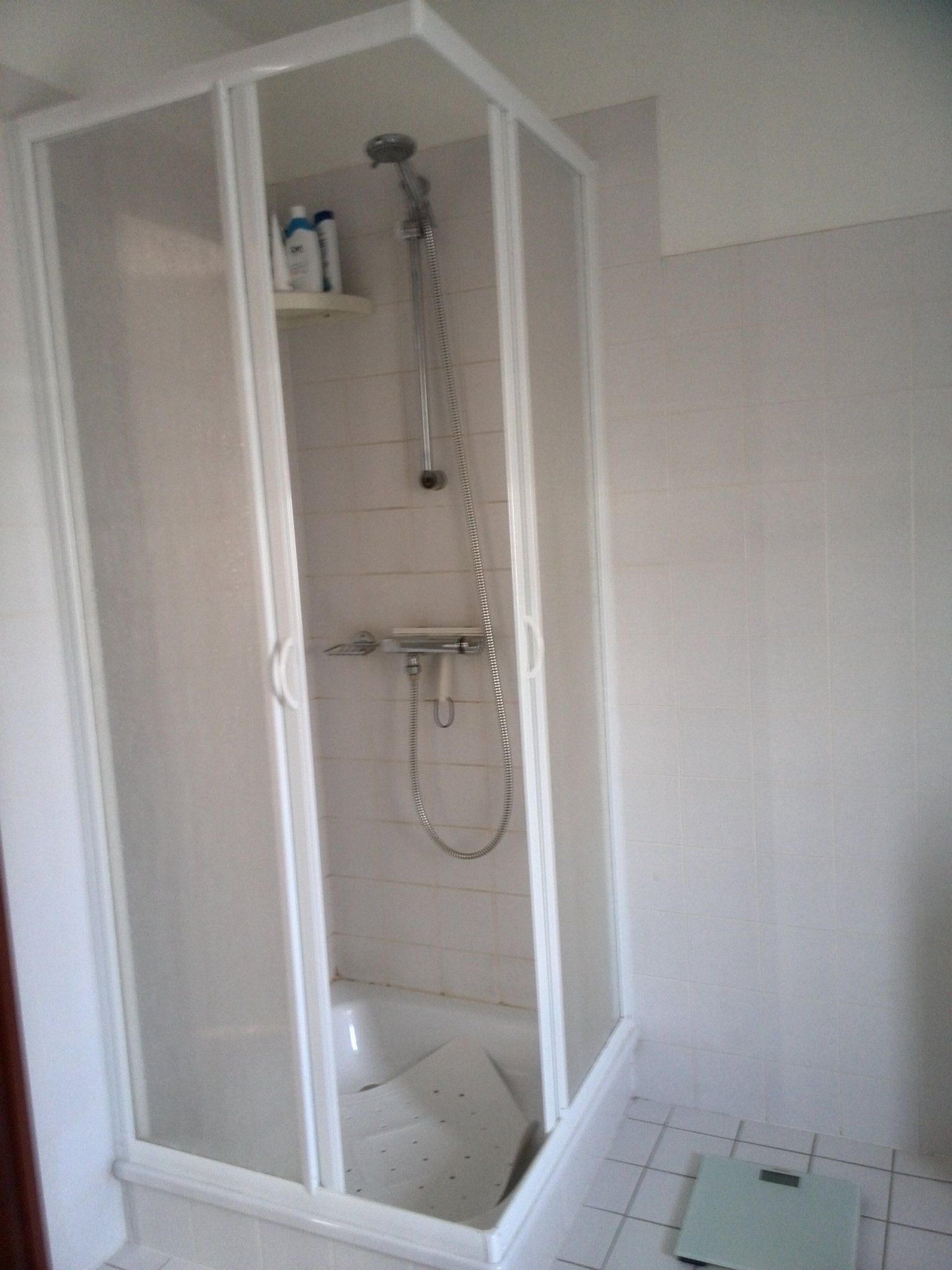 Oude douchecabine verwijderen; nieuwe plaatsen +betegelen Werkspot