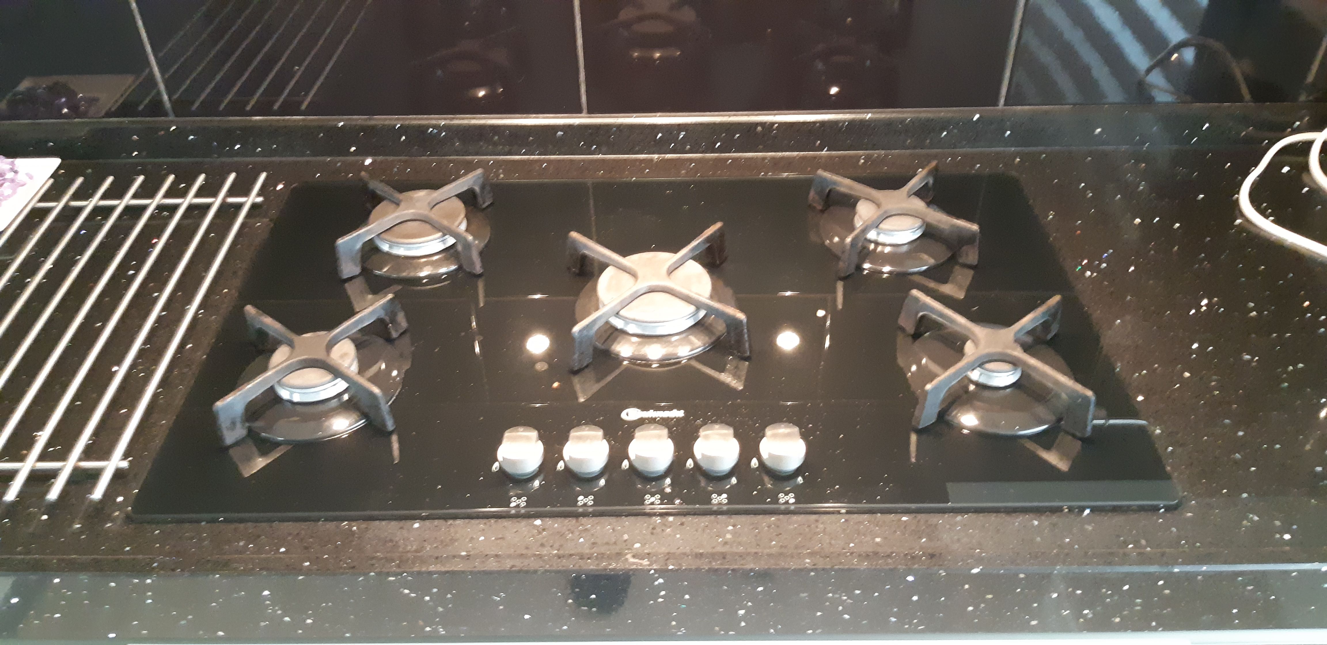 Keuken renovatie Composiet aanrechtblad gat kookplaat groter uitza... Werkspot