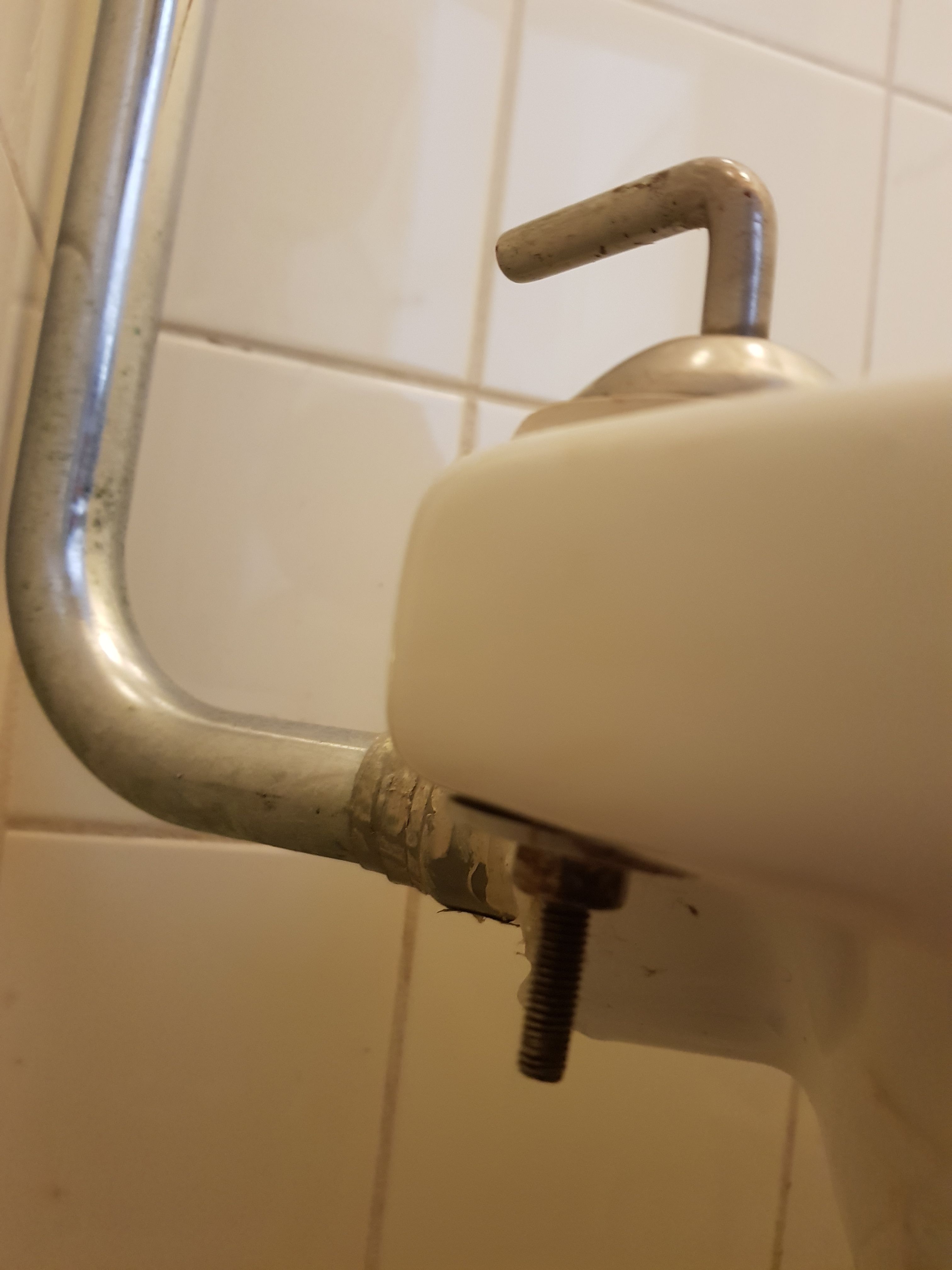 Toilet repareren Moeren wc bril losmaken Werkspot Toilet repareren Moeren wc bril losmaken Werkspot