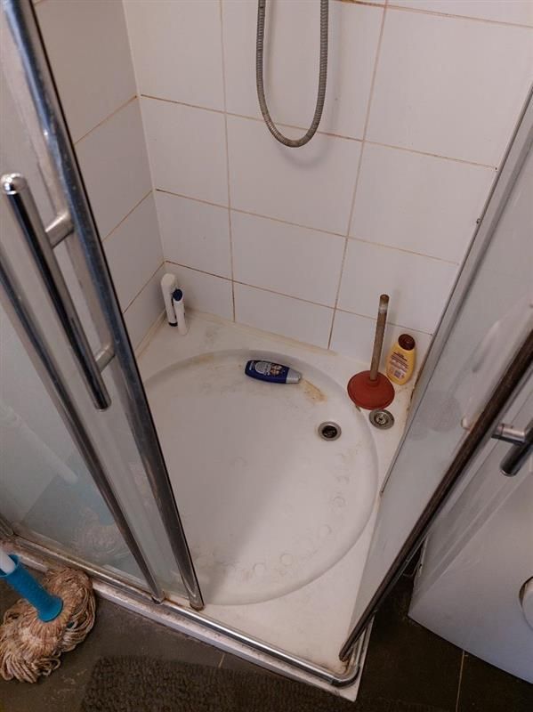 Badkamer Nieuwe douchecabine plaatsen en tegels in douchecabine ve