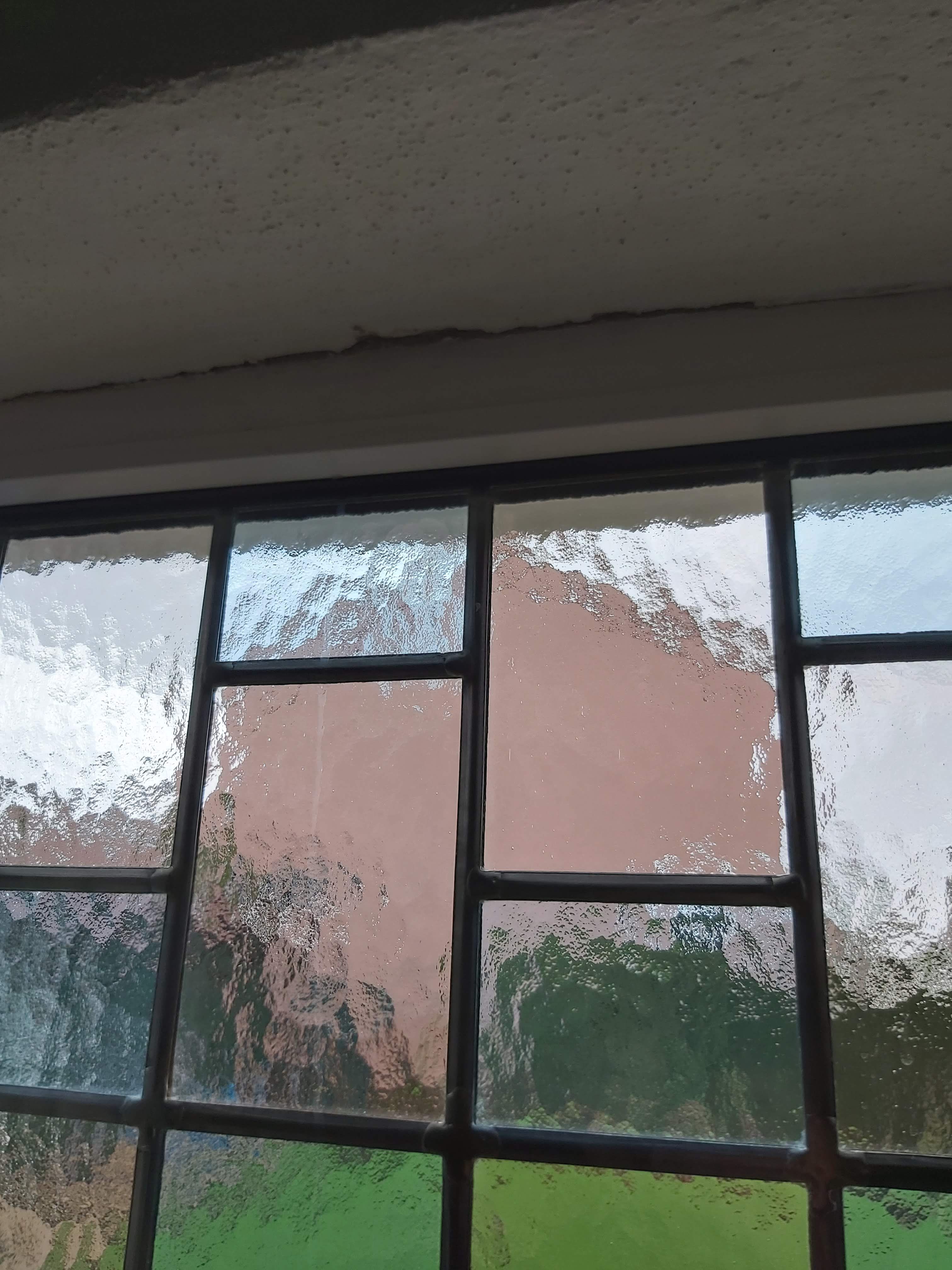 Lekkage Tijdens harde wind en regen tegen de gevel, Lekt er water... Werkspot