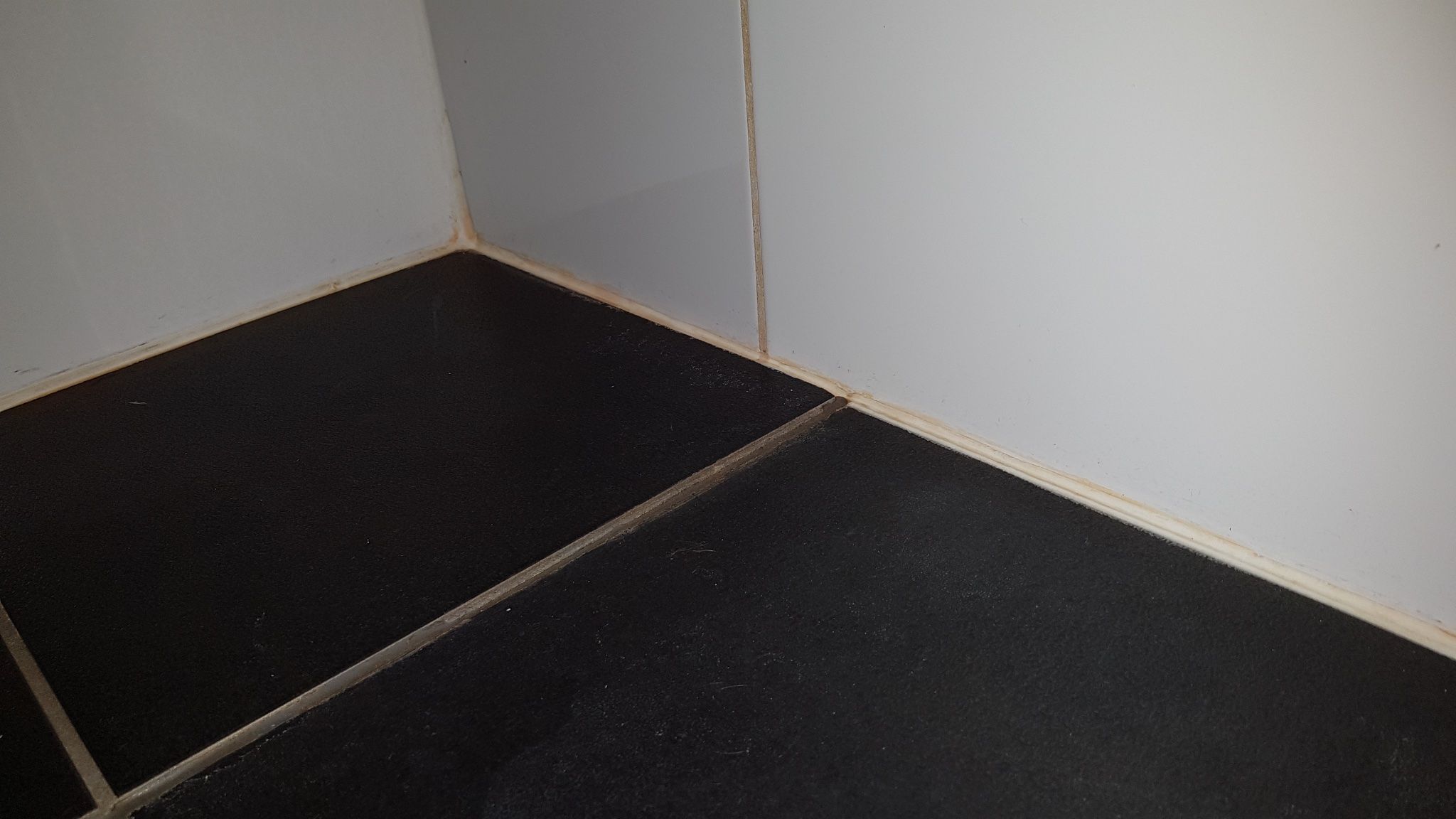 Tegels opnieuw voegen en kitten Werkspot