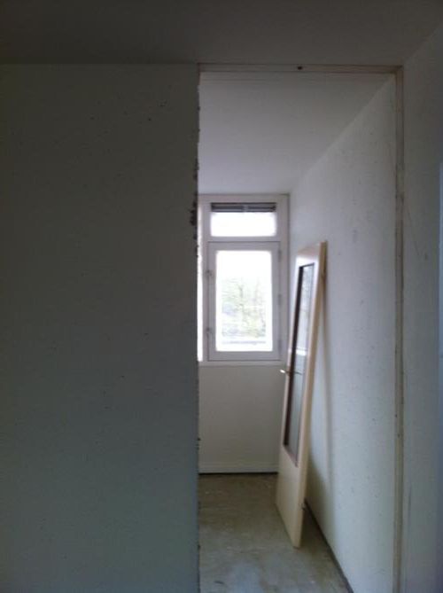 Nieuwe binnendeur met kozijn plaatsen in beton muur Werkspot