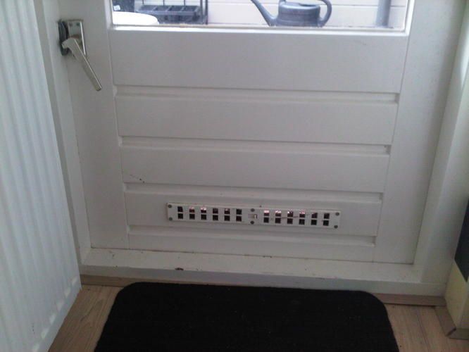 Extra slot op voordeur + plaatsen kattenluik Werkspot